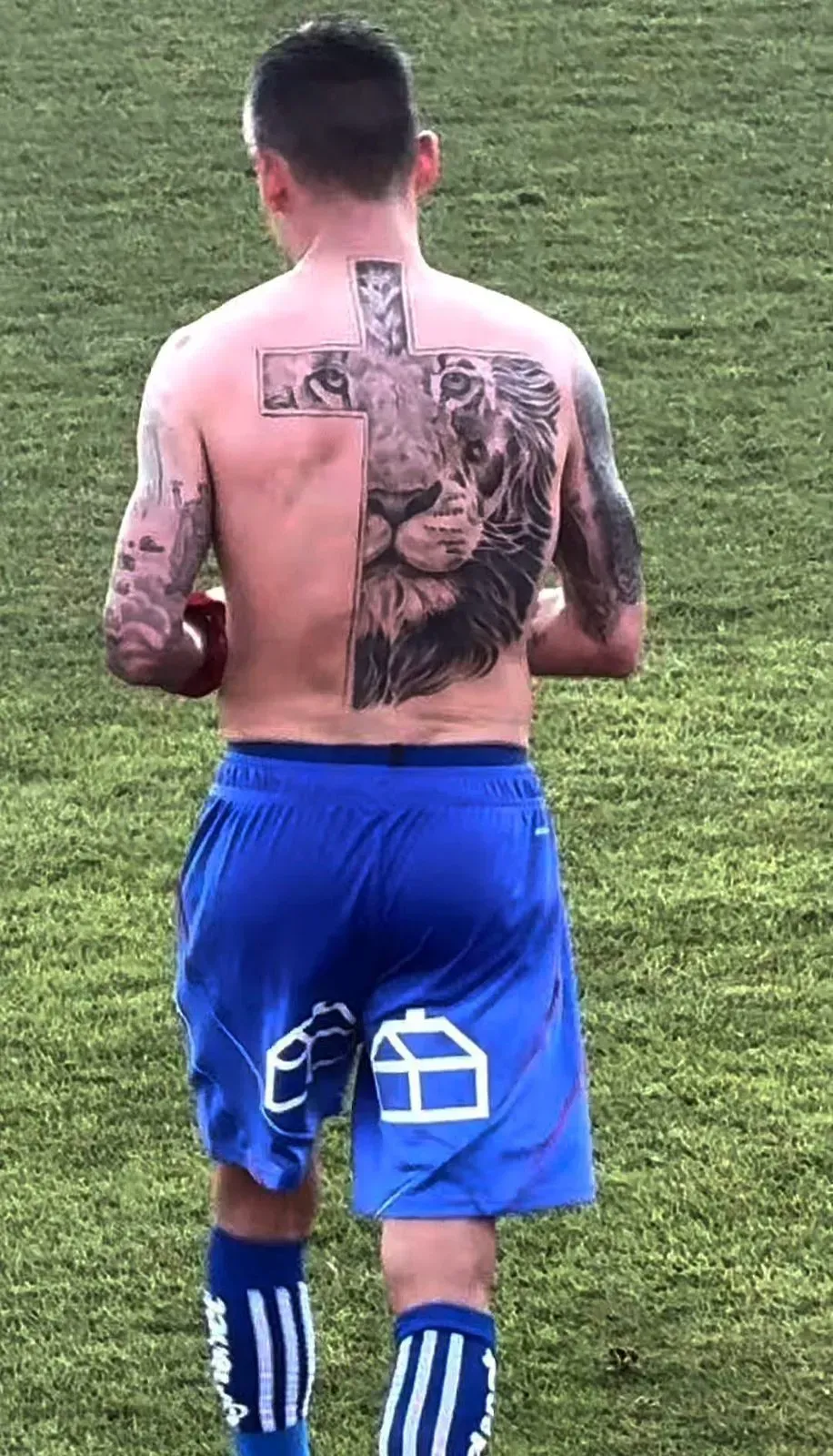 Charles Aránguiz había pedido privacidad, por lo mismo no hubo fotos en la sesión, aunque luego él mismo lo mostró a los hinchas en el estadio quienes tomaron esta foto.