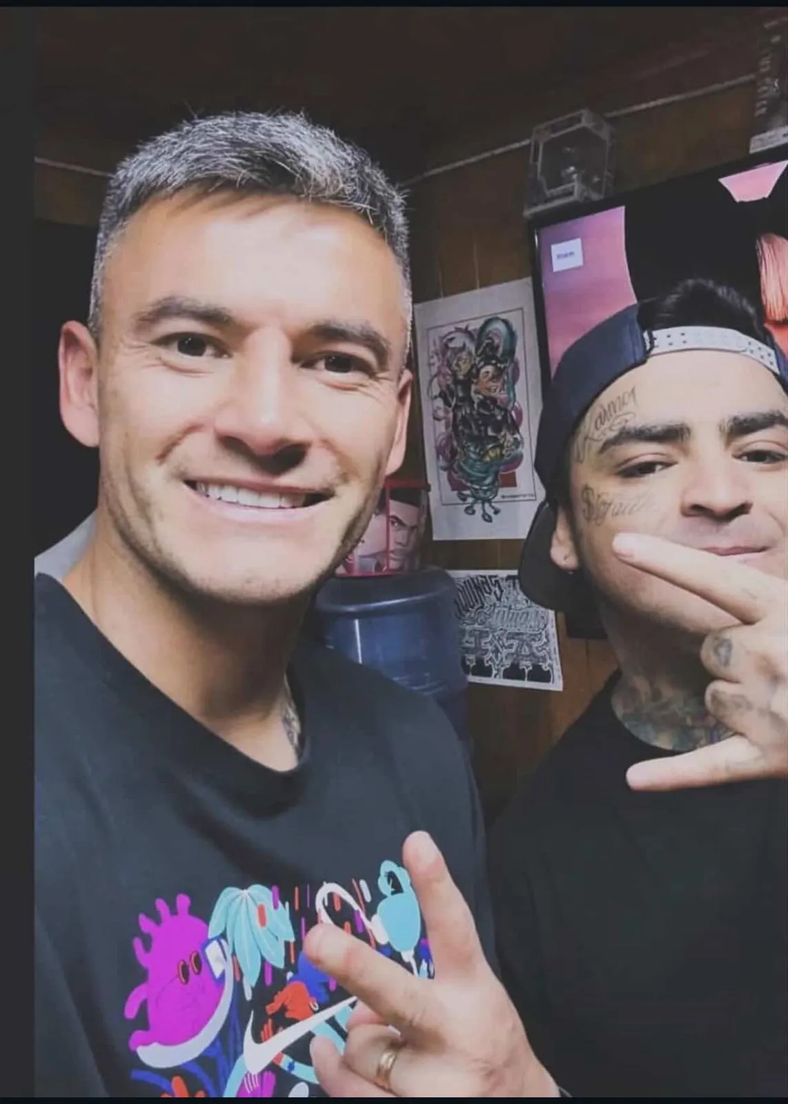 Charles Aránguiz se tomó esta foto con Ricardo Reyes tras terminar su tatuaje.