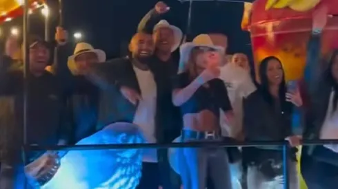 Arturo Vidal fue parte de un desfile en Colombia antes de volver a Colo Colo.