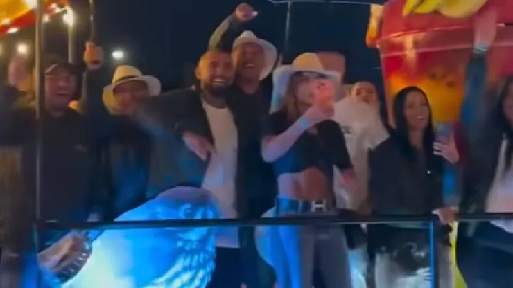 Arturo Vidal fue parte de un desfile en Colombia antes de volver a Colo Colo.