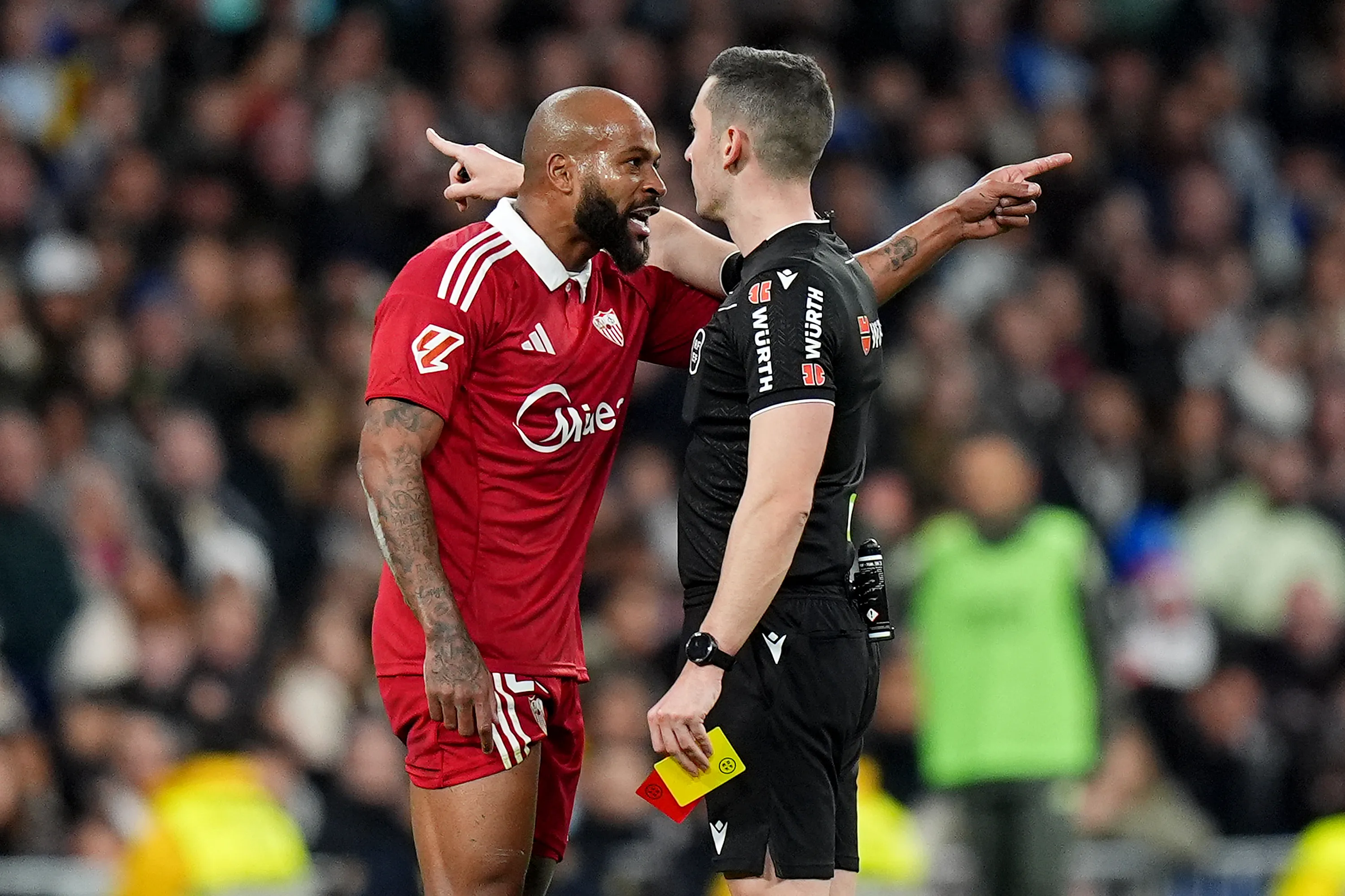 Marcao recibió seis fechas de sanción tras ser expulsado en el Sevilla ante Real Madrid. El equipo de Alexis Sánchez y Gabriel Suazo sufre un duro golpe. Foto: Getty Images.