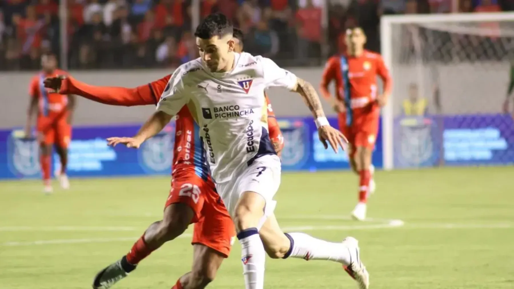 Lautaro Pastrán jugando en Liga de Quito.