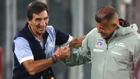 El abrazo en el duelo entre Colo Colo y Racing.