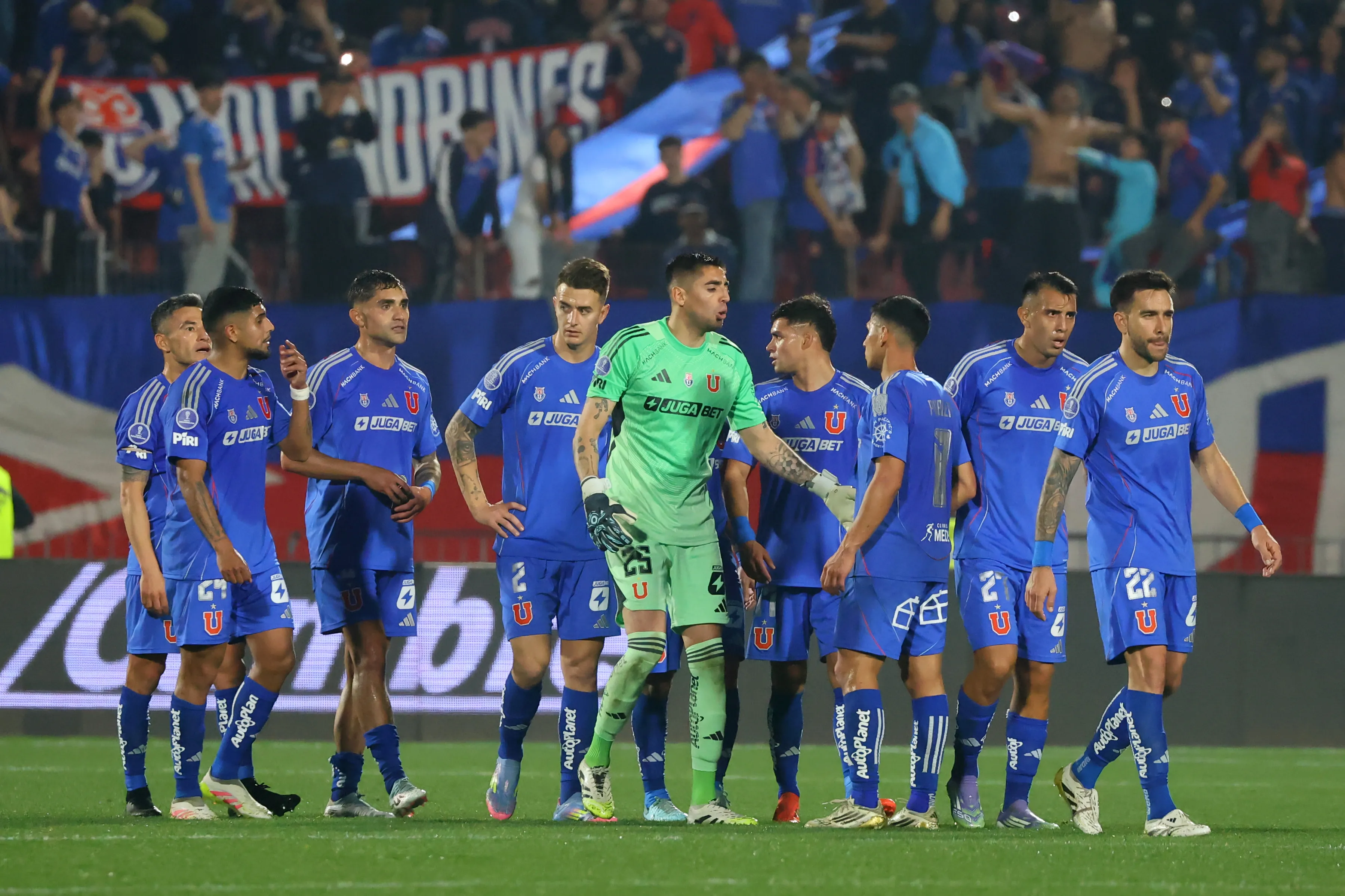 Futbol, Universidad de Chile vs Independiente.
Octavos de final, Copa Sudamericana 2025.
Los jugadores de Universidad de Chile celebran el triunfo durante el partido de ida de los octavos de final de la Copa Sudamericana contra Independiente disputado en el estadio Nacional de Santiago, Chile.
13/08/2025
Jonnathan Oyarzun/Photosport
Football, Universidad de Chile vs Independiente.
Round of 16, 2025 Copa Sudamericana Championship.
Universidad de Chile players reacts after winning during a first leg match of round of 16, of the Copa Sudamericana Championship against Independiente at the Nacional stadium in Santiago, Chile.
13/08/2025
Jonnathan Oyarzun/Photosport