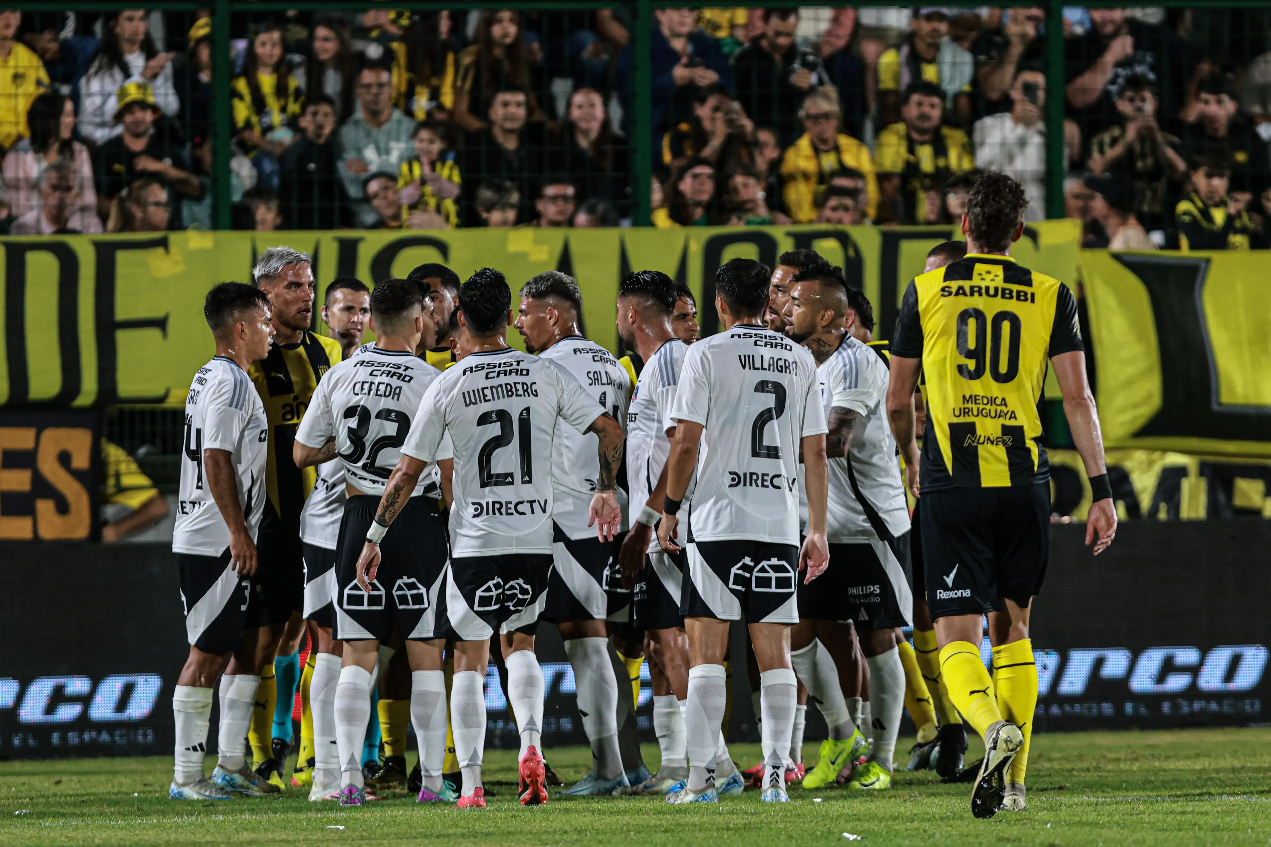 Fuerte pelea entre Saldivia y Méndez en el duelo entre Colo Colo y Peñarol por la Serie Río de La Plata. El partido terminó en un empate y el Cacique se negó a ir a la tanda de penales para definir un ganador | Photosport