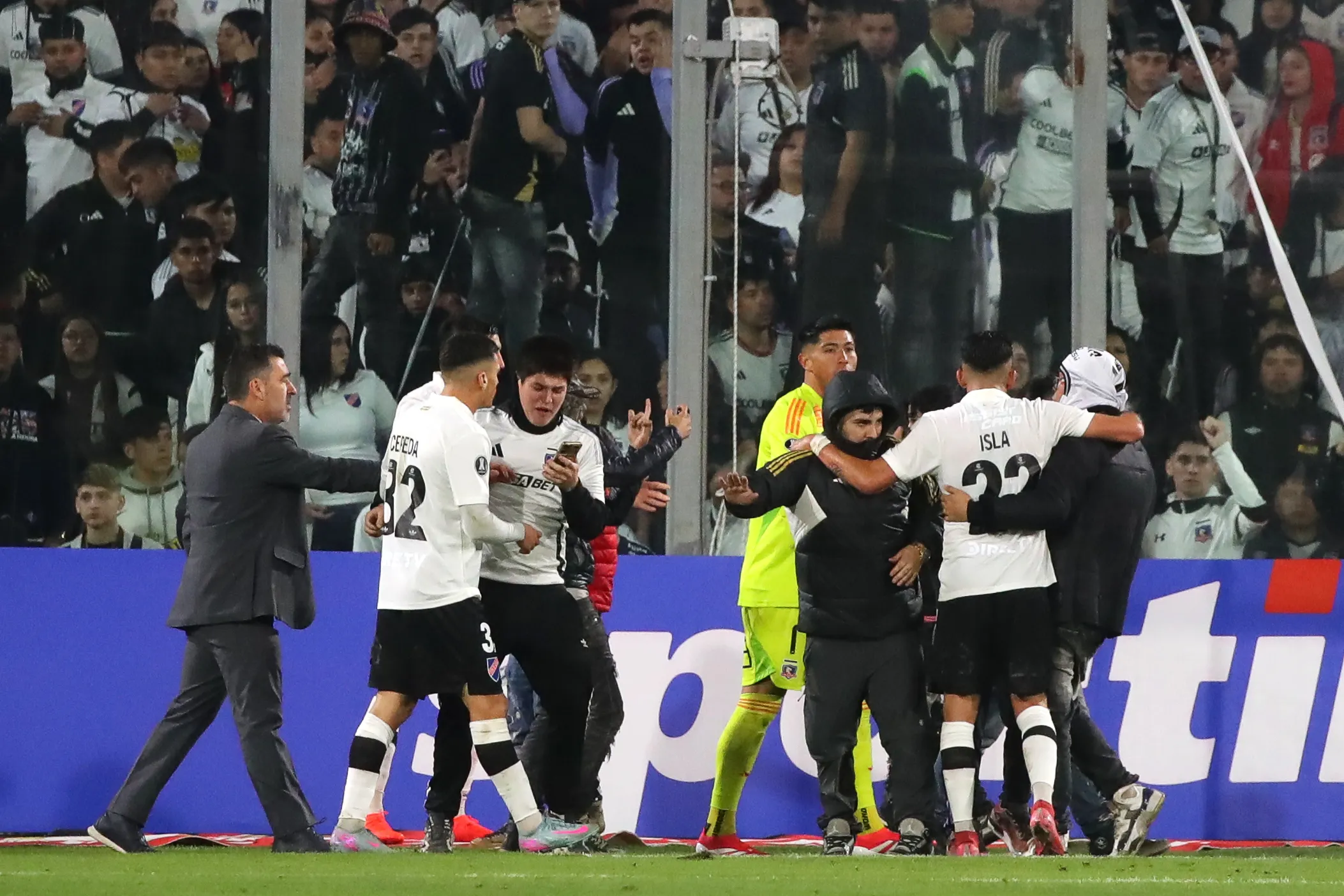 Invasión de hinchas a la cancha del Monumental, tras conocerse la muerte de dos hinchas en las afueras del recinto. El partido terminará siendo un giro definitivo en la suerte de Colo Colo en el 2025 | Photosport