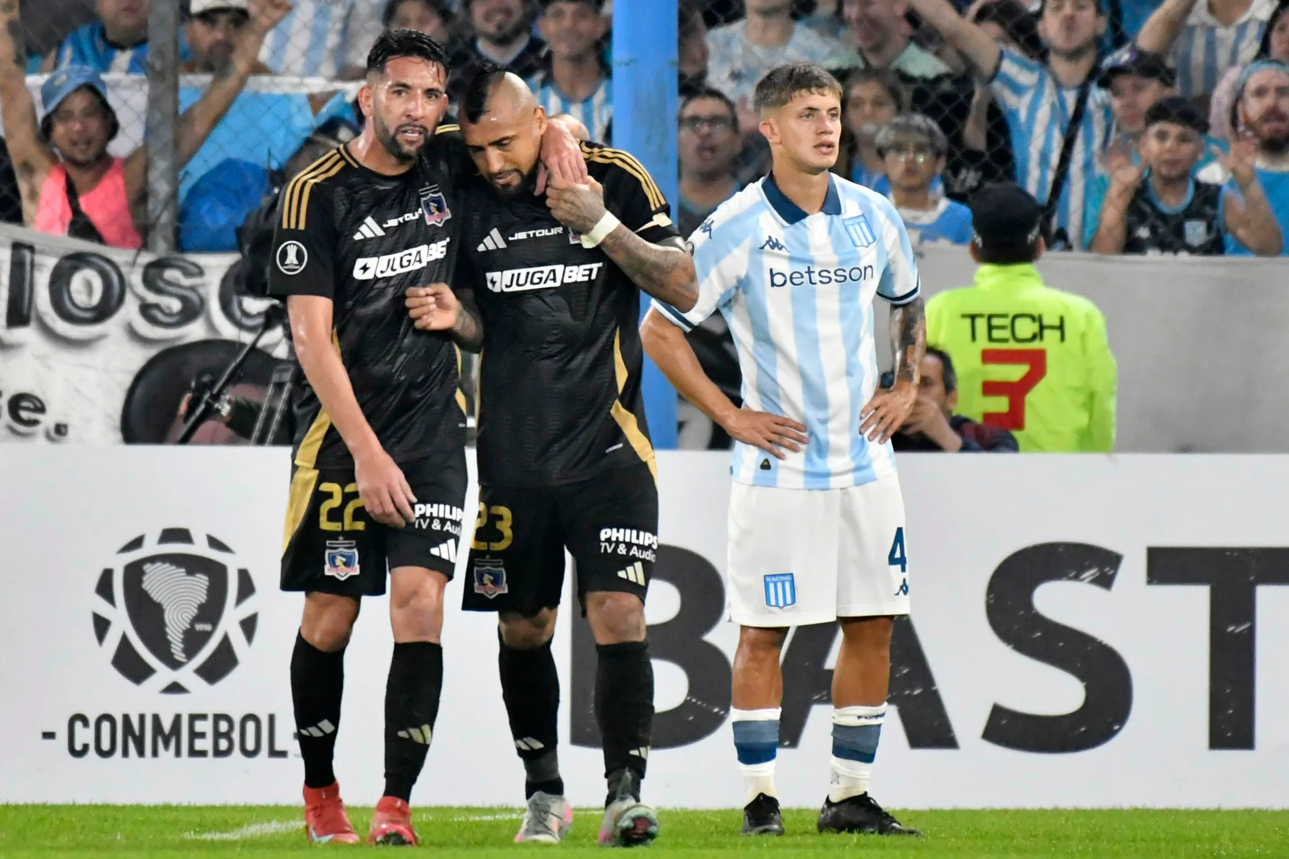 Chao definitivo a la Copa Liebrtadores por parte de Colo Colo. Además, Arturo Vidal se va expulsado | Photosport