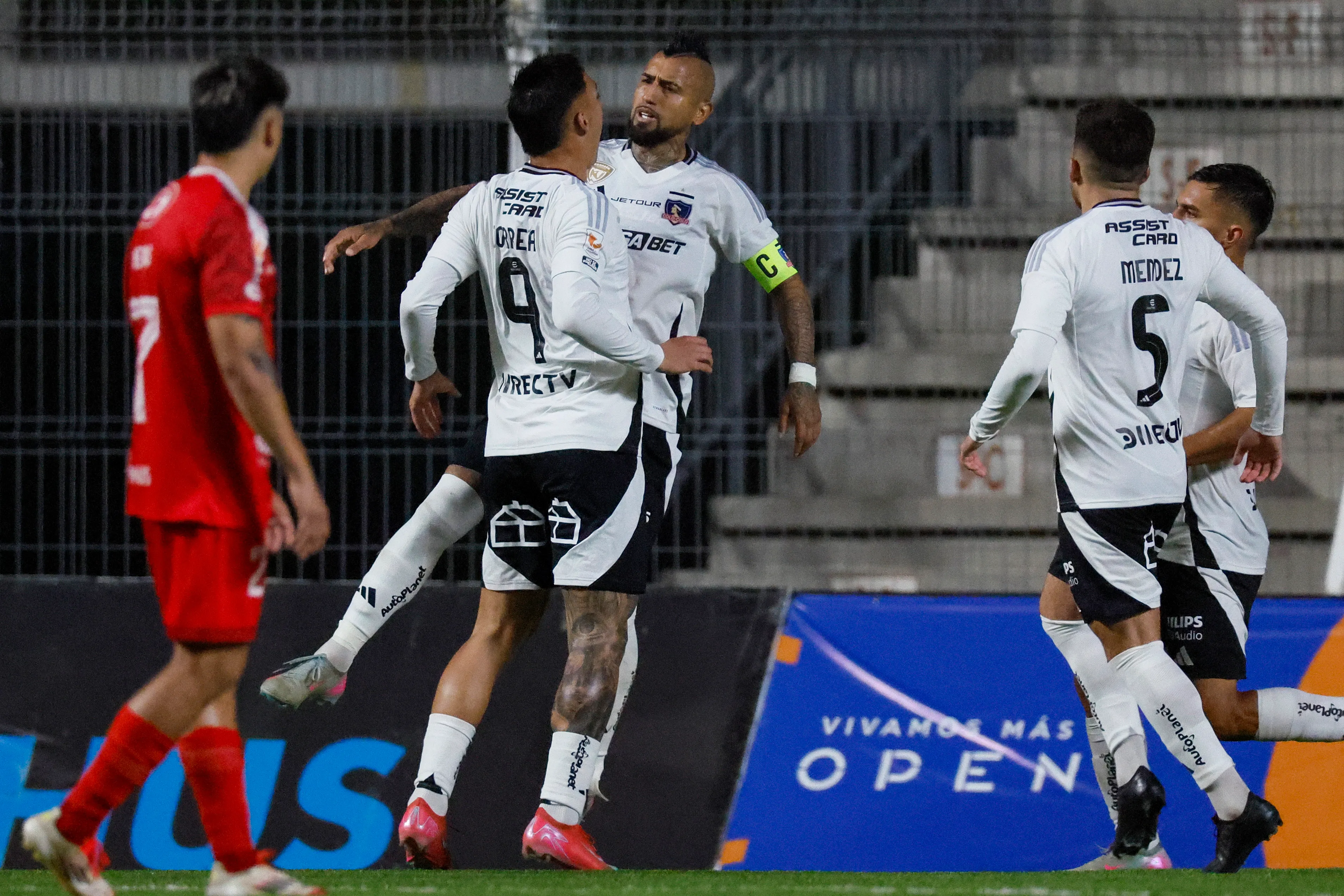 Vidal por fin celebra en Colo Colo | Photosport