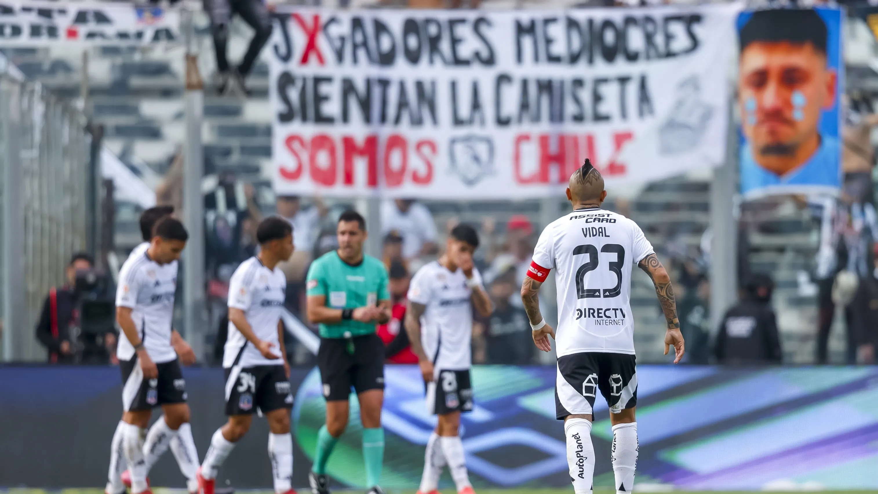 Colo Colo da pena en el duelo ante Católica. Lo de Jorge Almirón pasa de desastre a urgencia. Pronto, anunciarán su salida definitiva | Photosport