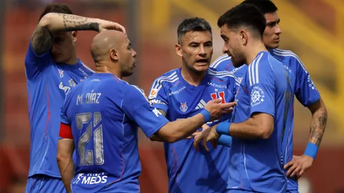 Paqui Meneghini les pasa la jineta a Marcelo Díaz y Charles Aránguiz.