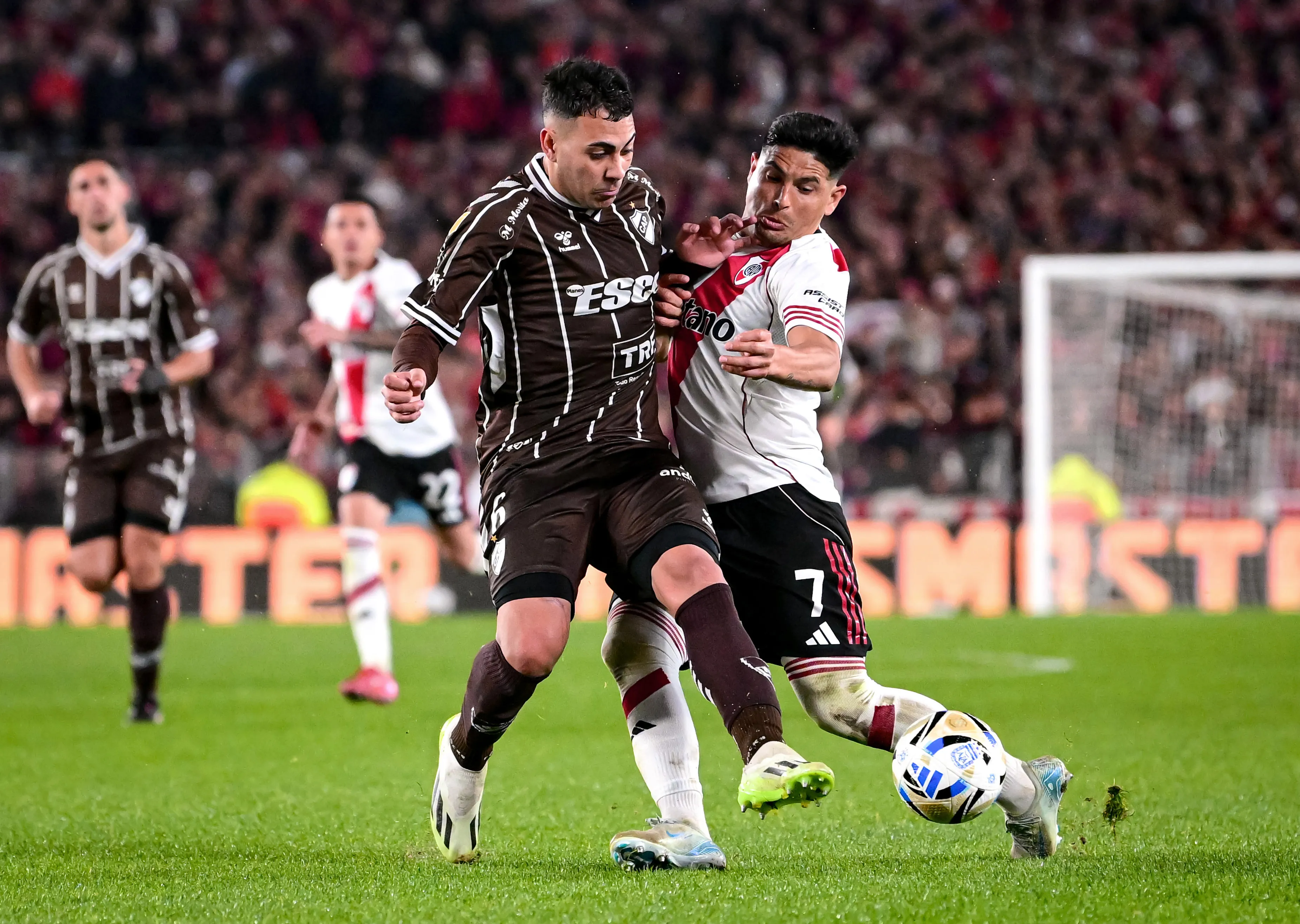 Oscar Salomón jugando por Platense contra River Plate.  (Photo by Marcelo Endelli/Getty Images)