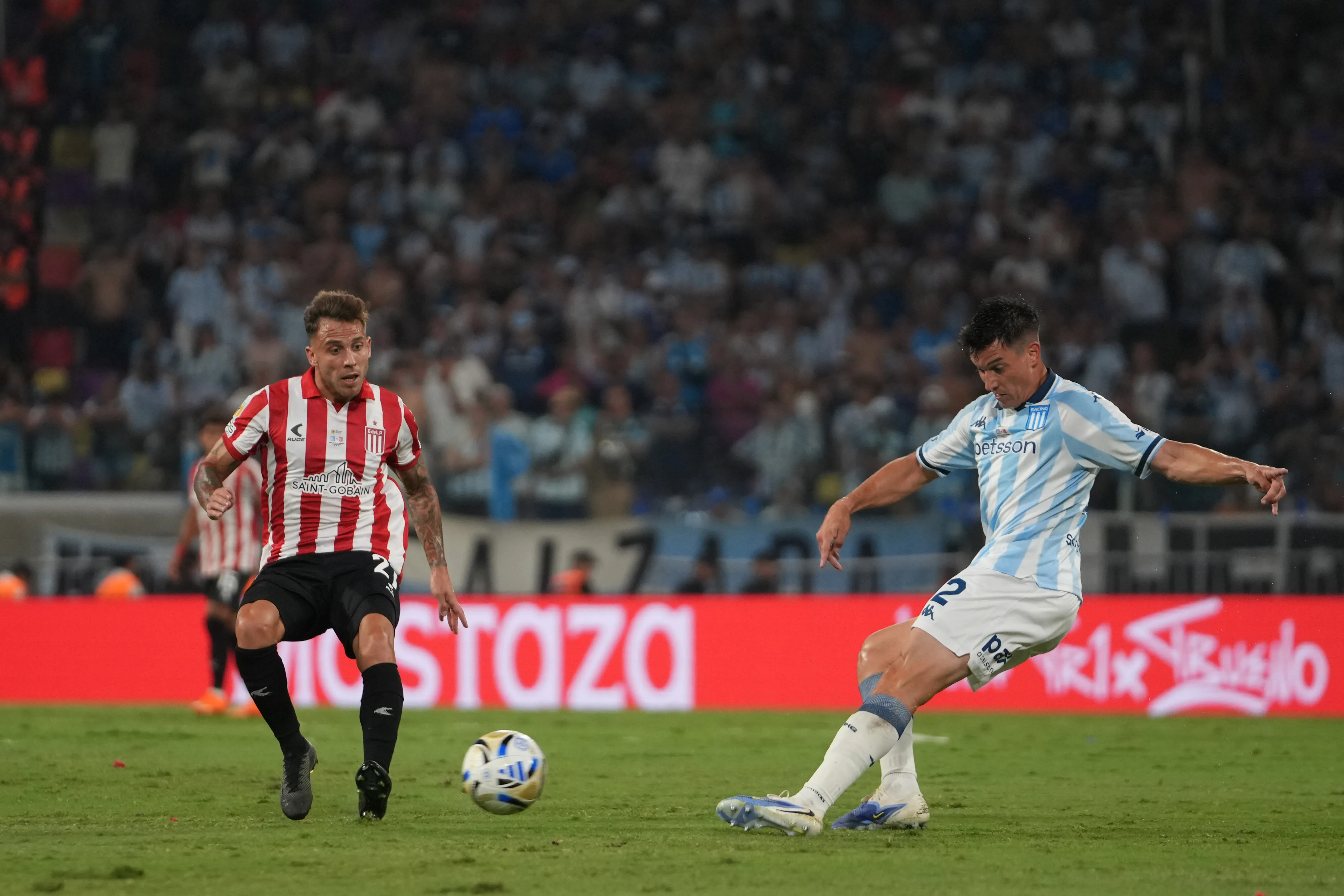 Agustín García Basso es seguido por la UC. (Photo by Joaquín Camiletti/Getty Images)