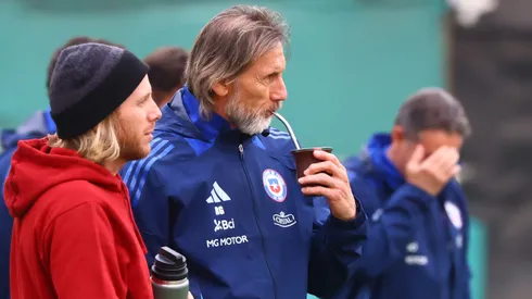 Ricardo Gareca "entrenando" a la selección chilena.
