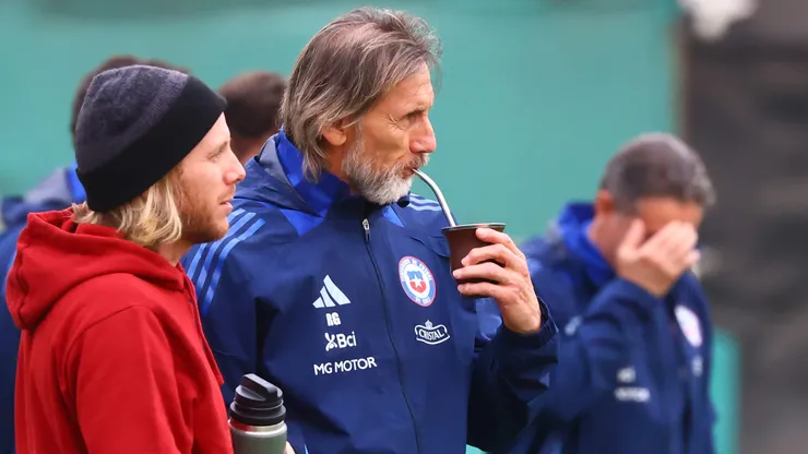 Ricardo Gareca "entrenando" a la selección chilena.