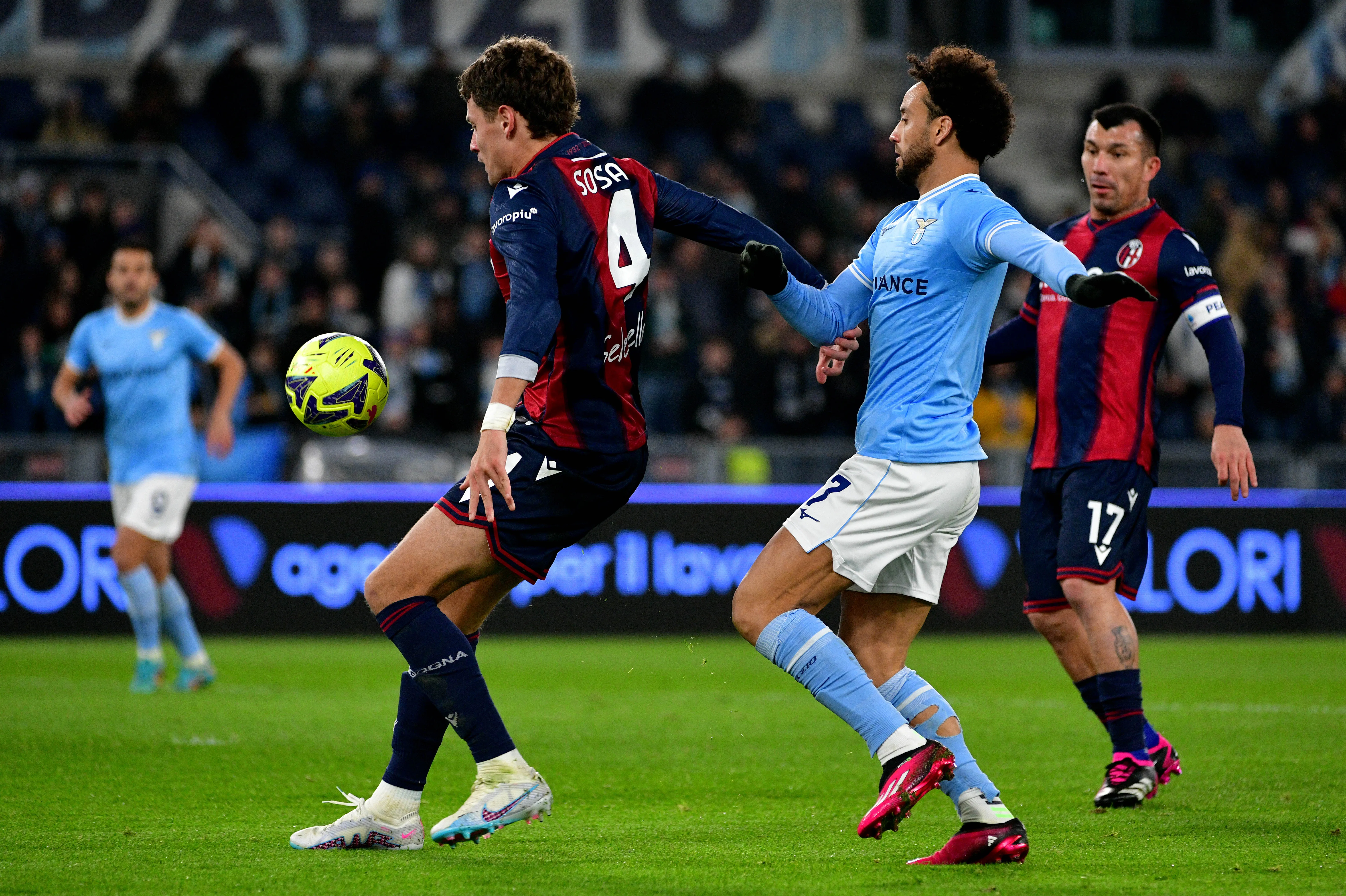 Sosa junto a Medel en el Bologna