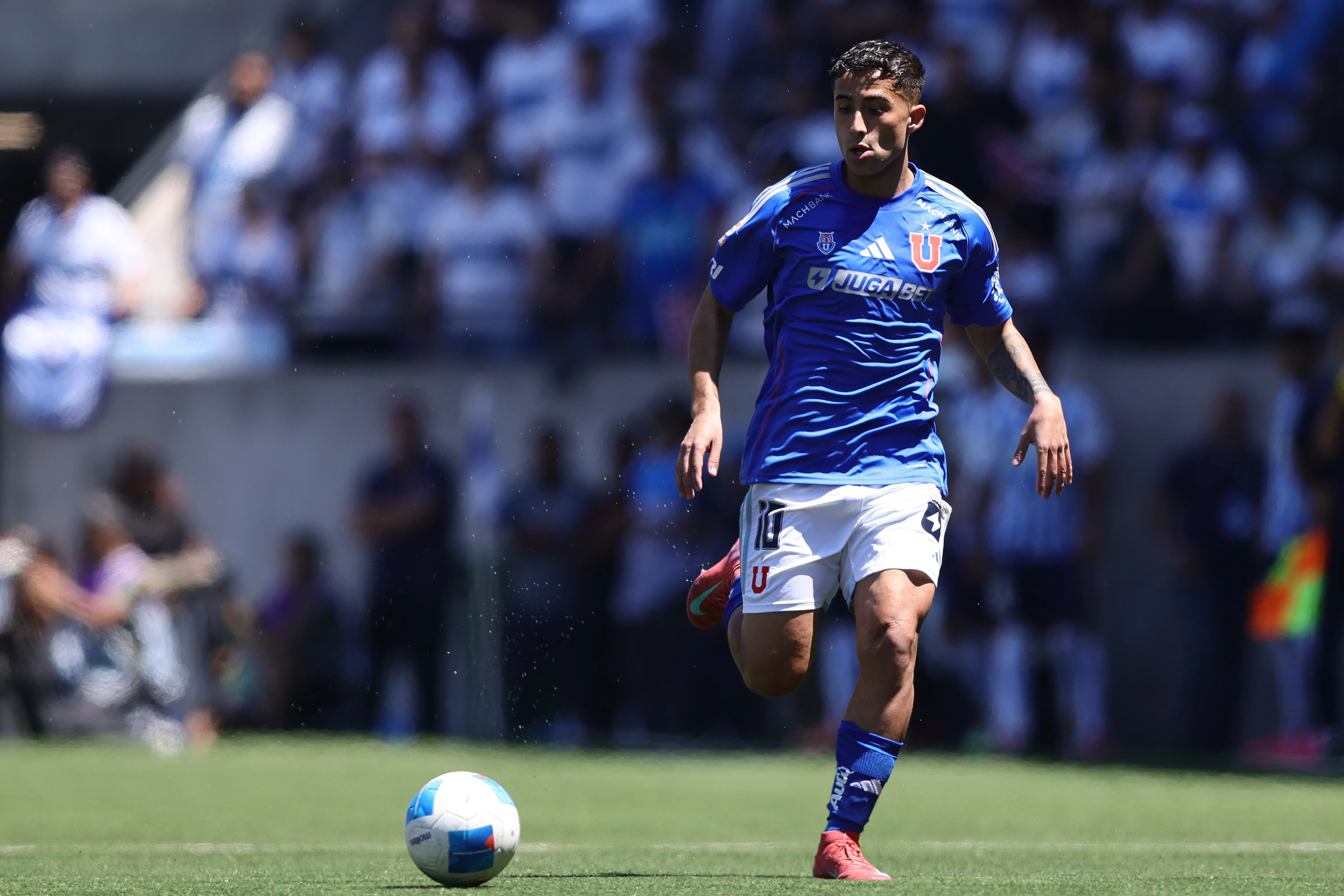 Lucas Assadi puede irse de la U. Foto: Felipe Zanca/Photosport