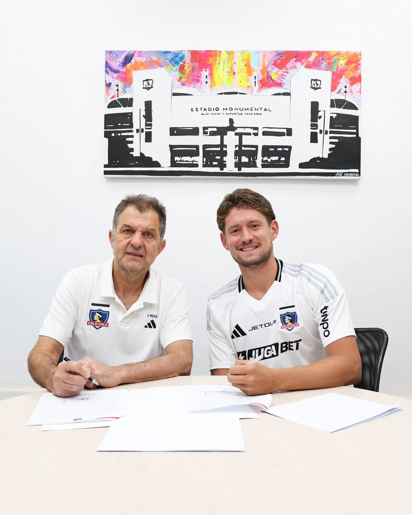 Joaquín Sosa firmando su contrato con Blanco y Negro. Foto: Colo Colo