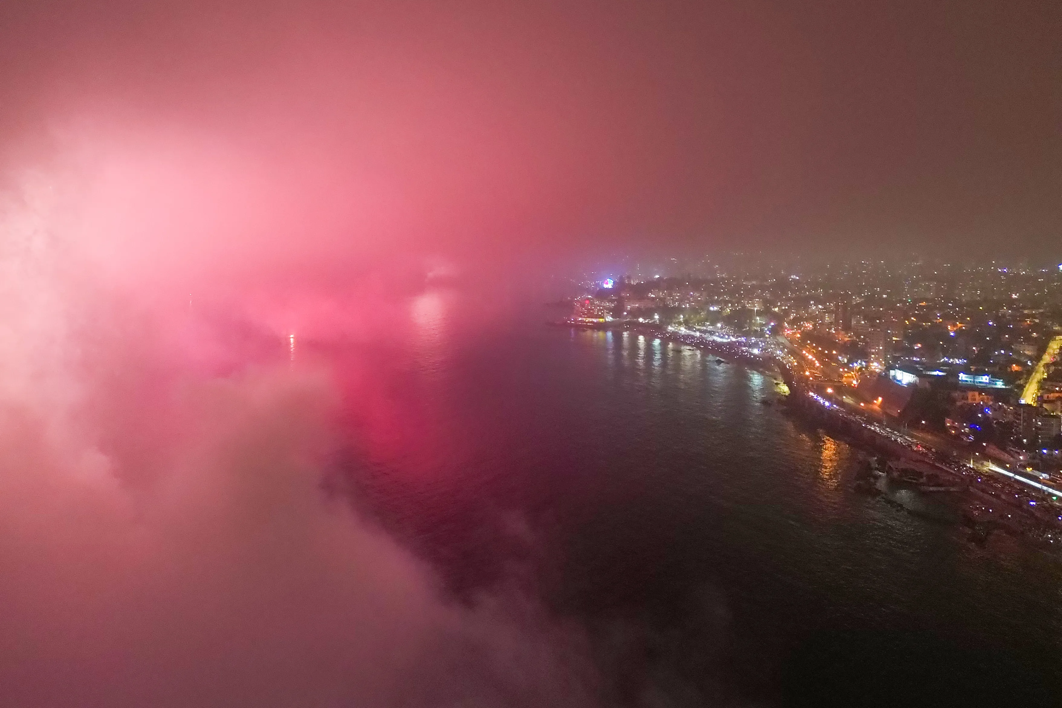 Una gran nube de humo no dejó ver el show de fuegos artificiales en Viña del Mar. Foto: Andrés Pina/Aton Chile