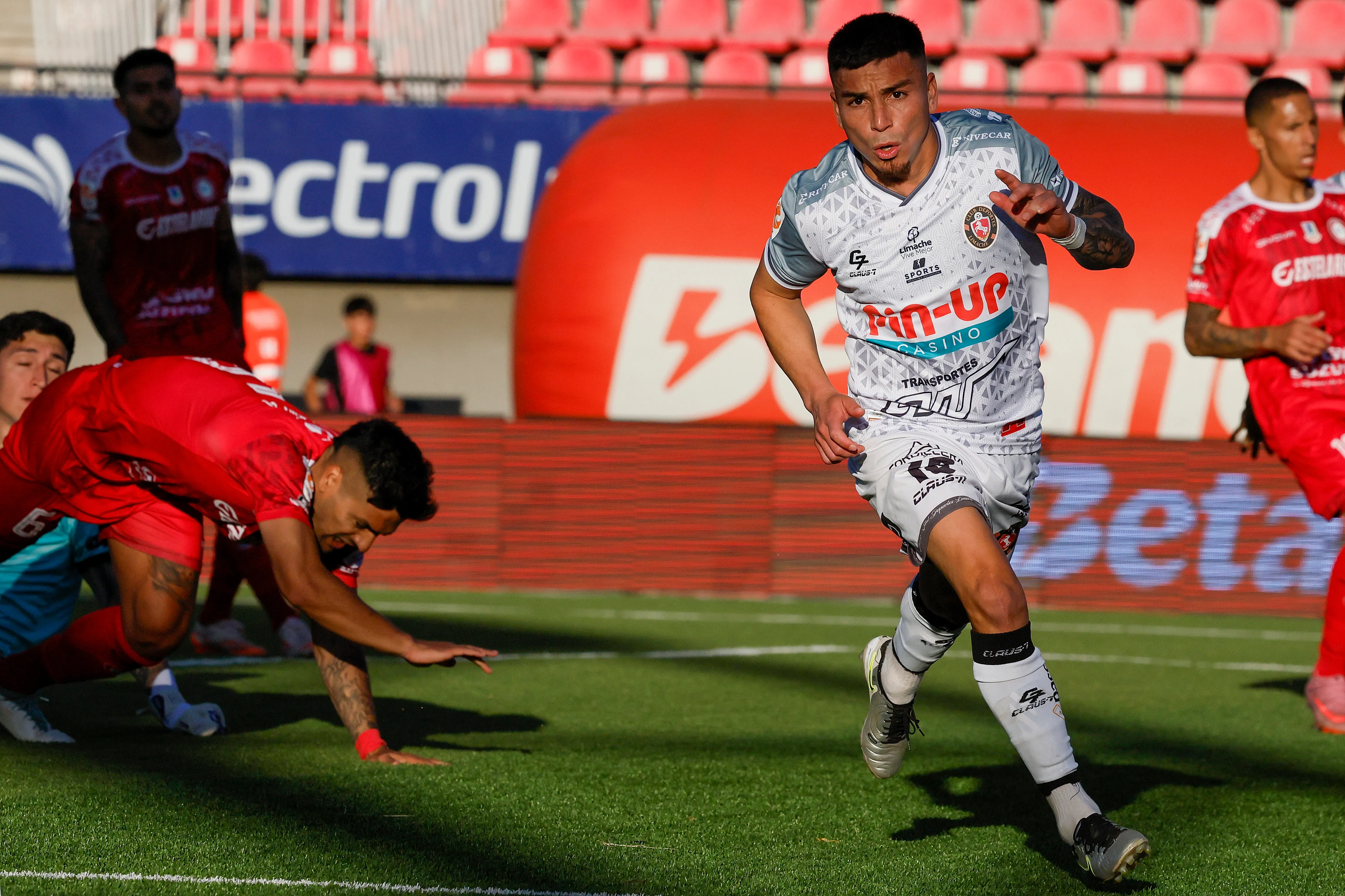 Popín fue una de las cartas de gol de Deportes Limache | Photosport