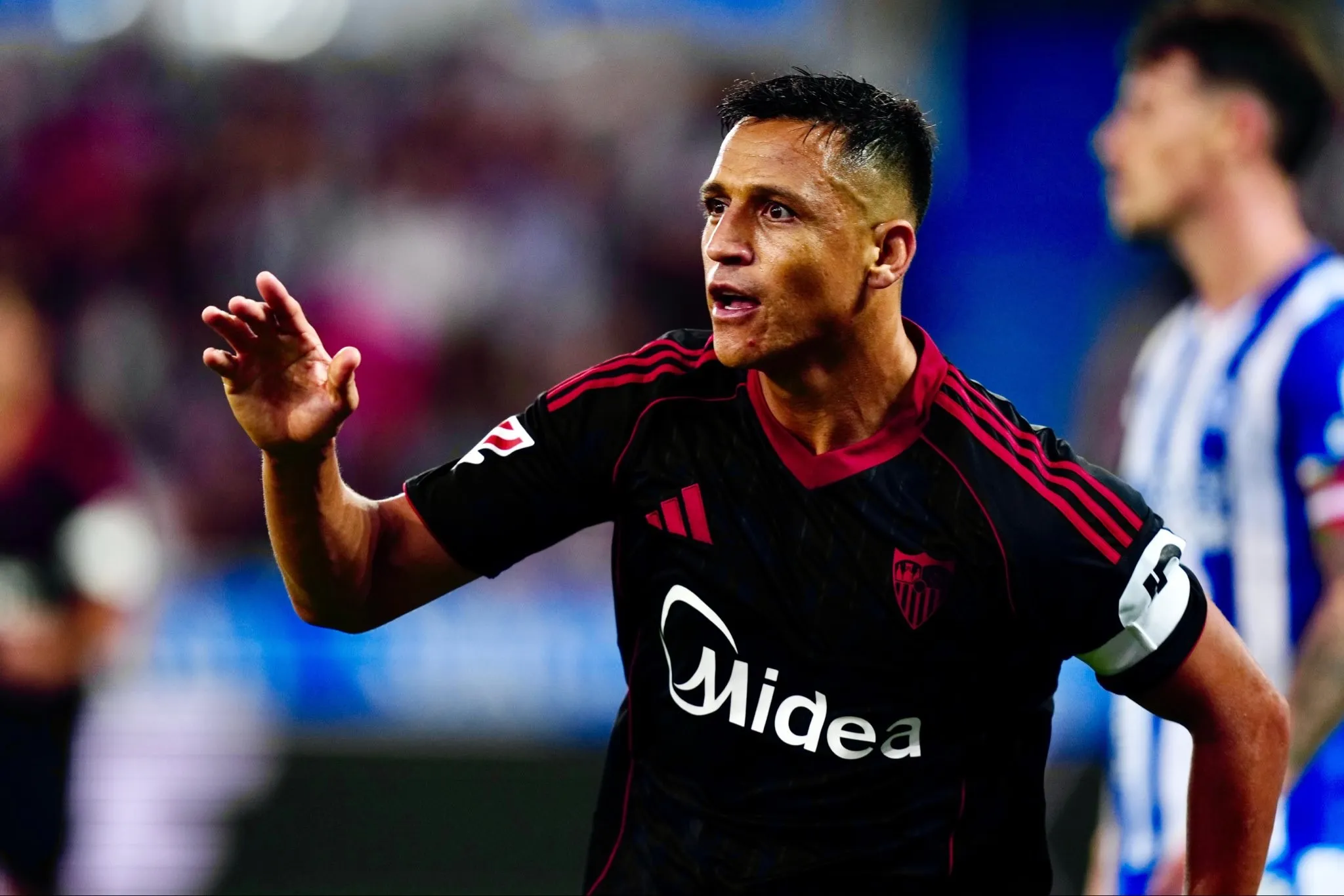Alexis celebrando un gol en Sevilla