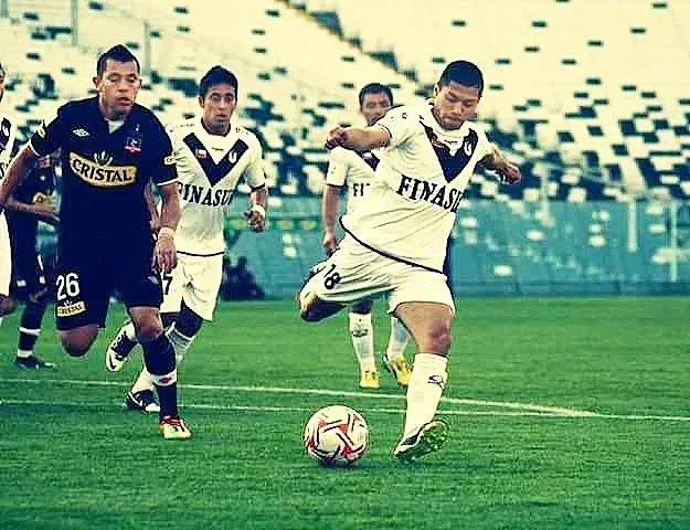 Emanuel Ponce enfrentando a Colo Colo con la camiseta de Santiago Morning el 2013. (Instagram: EmanuelPonce94)
