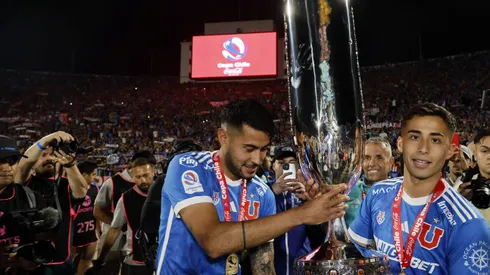 Levantando la Copa Chile.