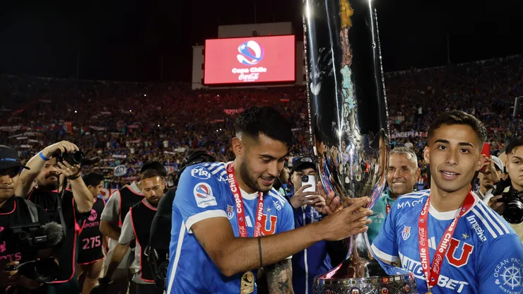 Levantando la Copa Chile.