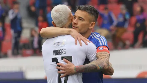 Charles Aránguiz y Eduardo Vargas en un abrazo de amigos.
