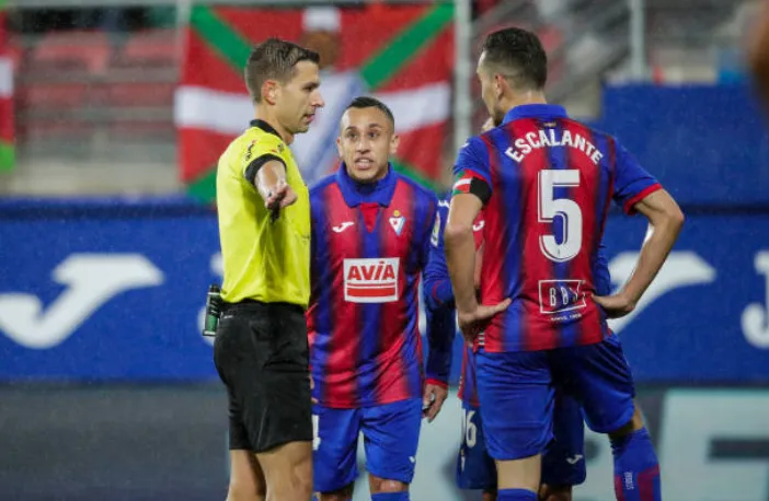 Fabián Orellana y Gonzalo Escalante juntos en el Eibar español. (Getty Images).
