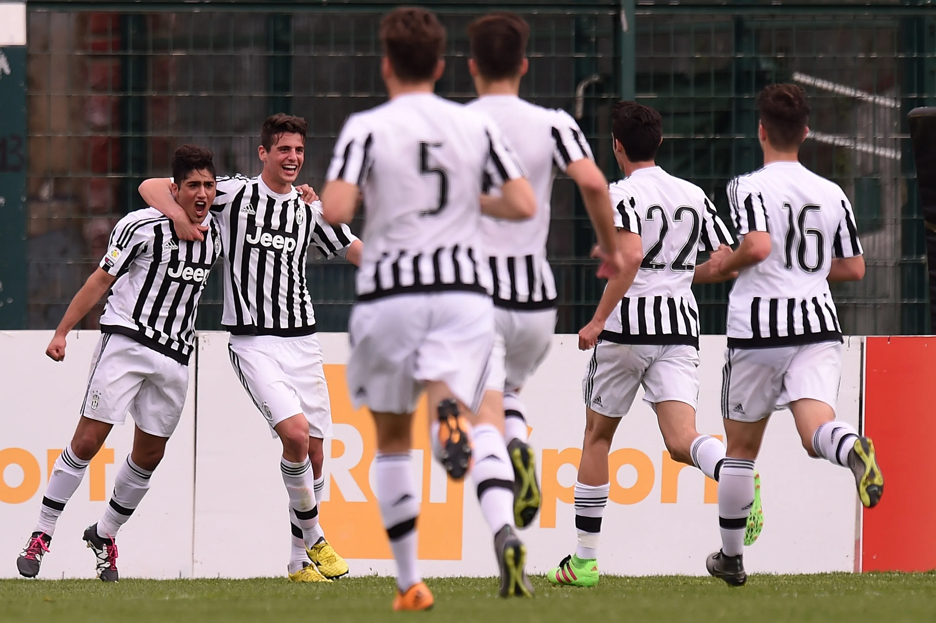 Guido Vadalá, el de más a la izquierda, celebra un gol en la Juventus juvenil. (Tullio M. Puglia/Getty Images).
