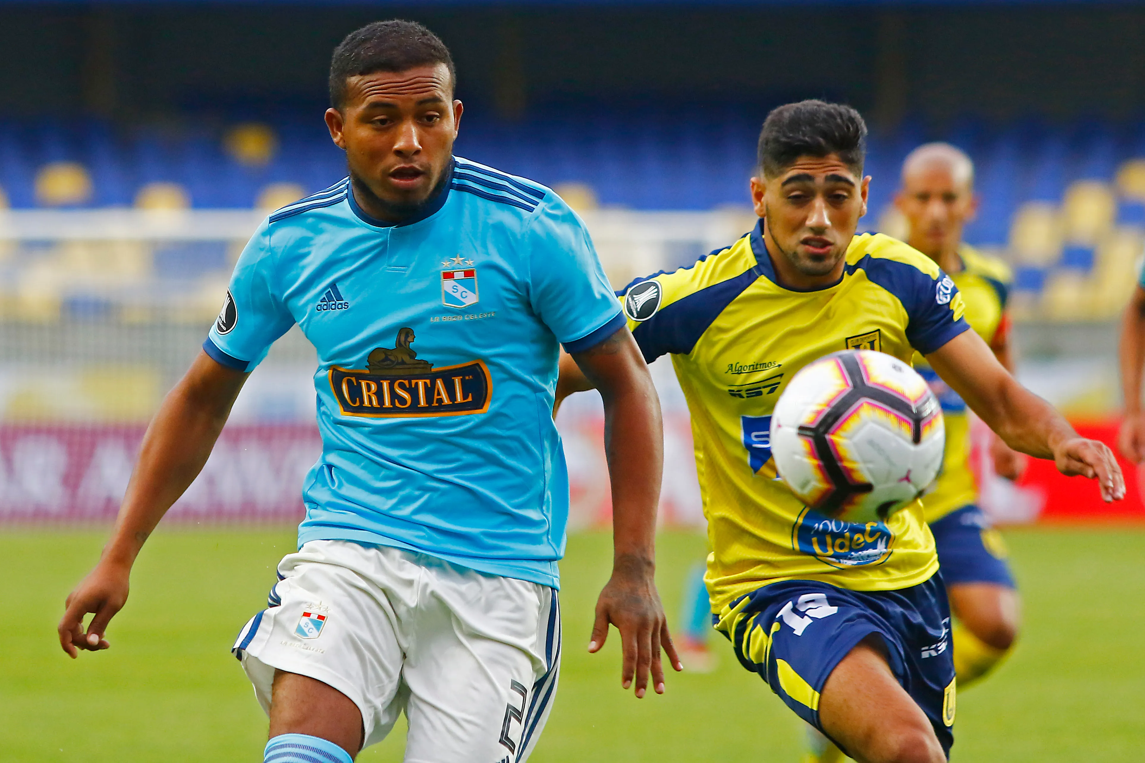 Guido Vadalá en acción ante Sporting Cristal por Universidad de Concepción. Todo lo mira atento el Pela Camargo. (Alejandro Zoñez/Photosport).