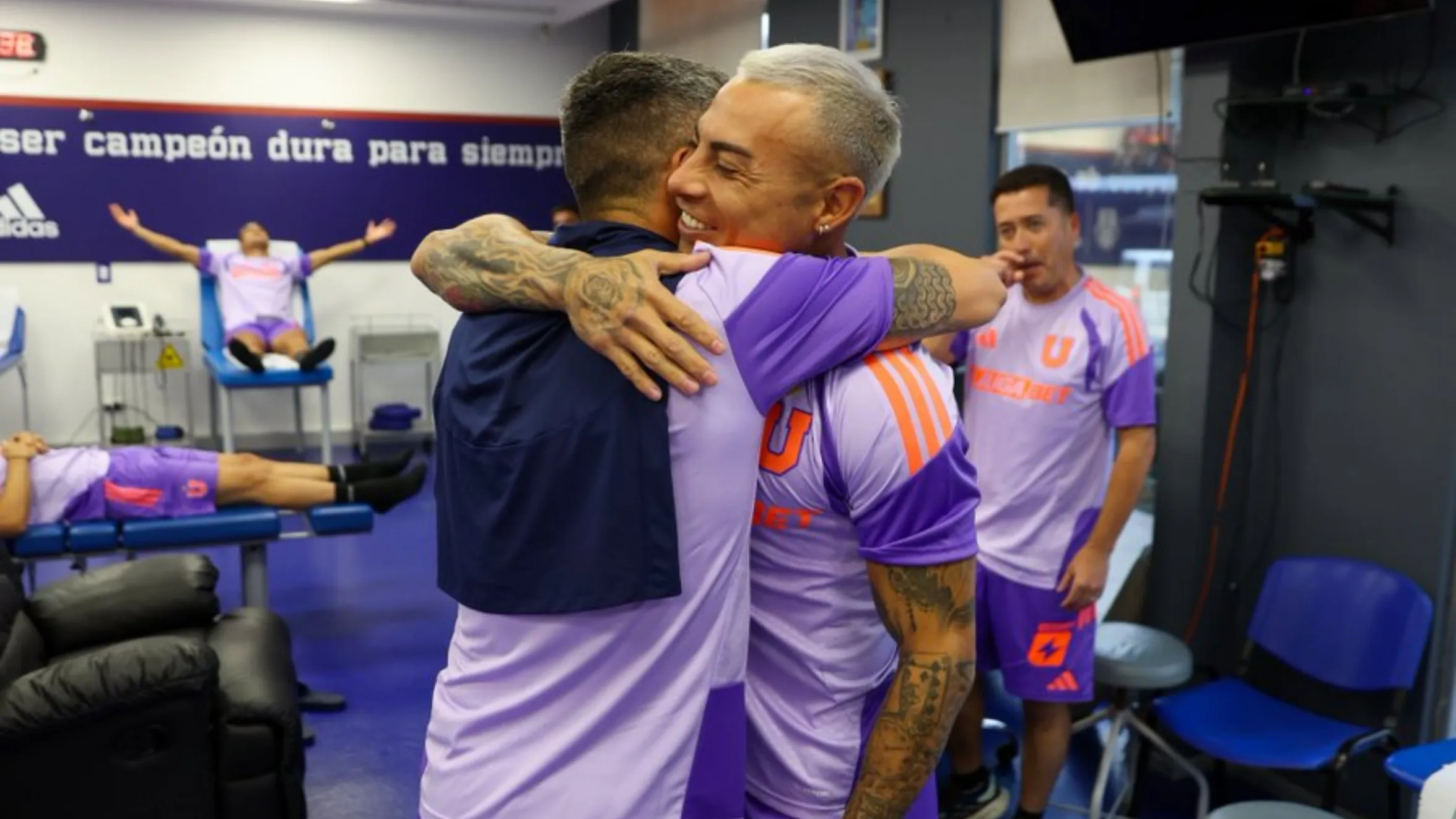 Rivas le pide a Vargas que siga el ejemplo de Aránguiz. Imagen: U. de Chile.