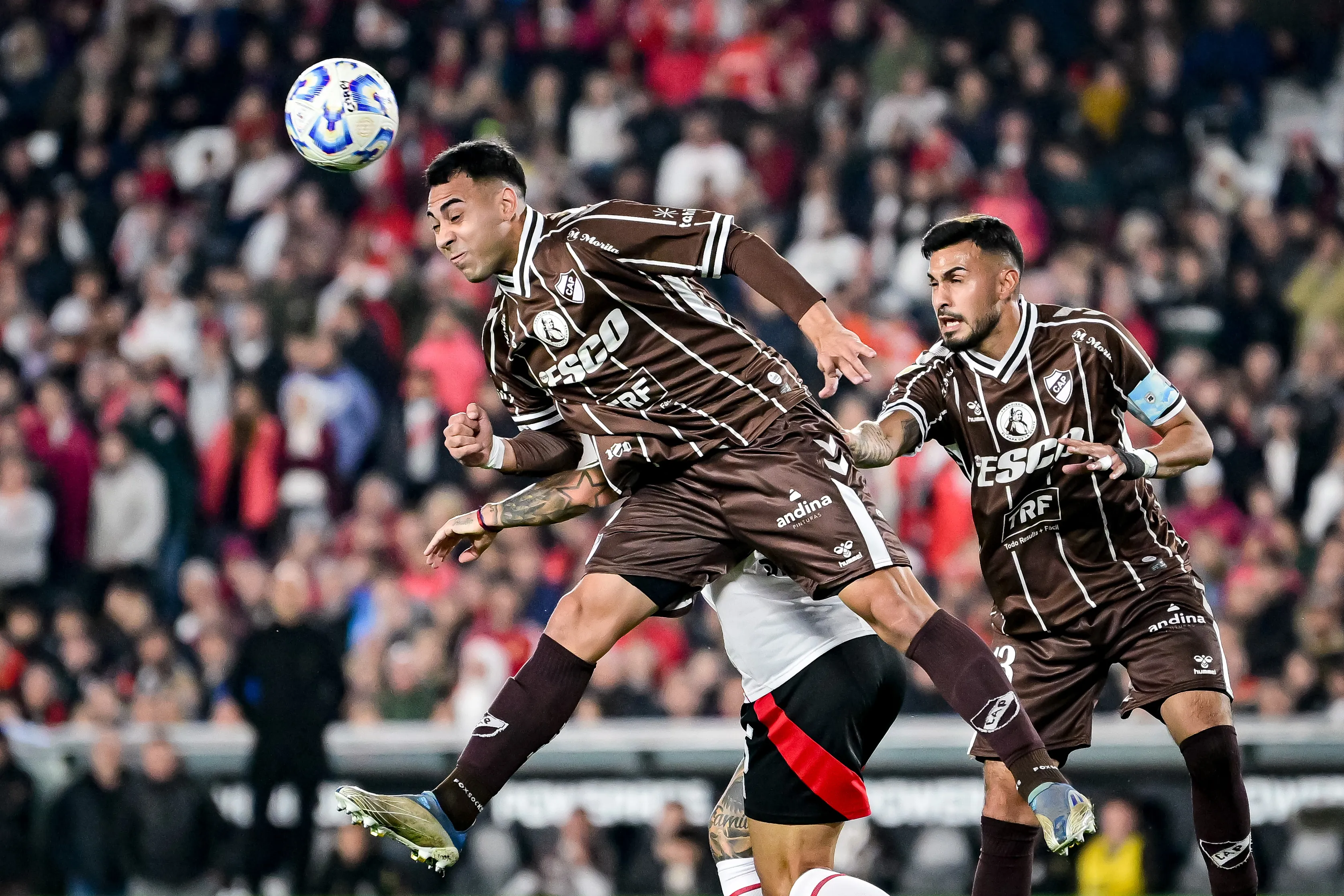 Óscar Salomón asoma como el reemplazante de Alan Saldivia en Colo Colo. Foto: Getty Images.