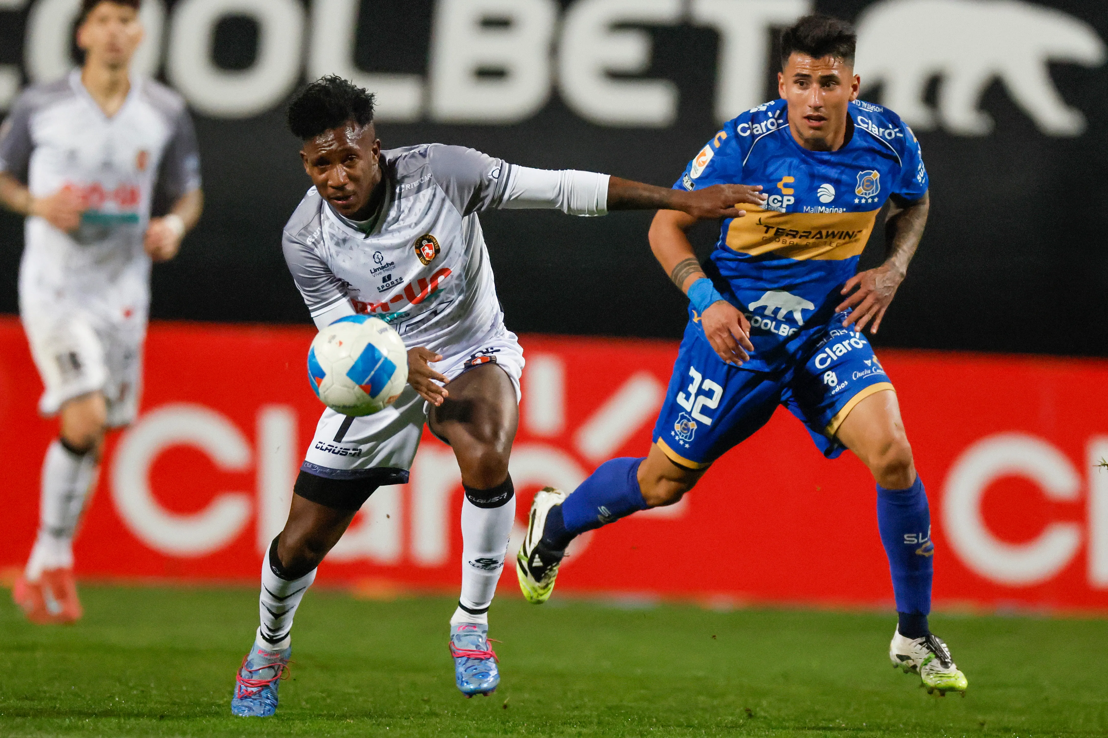 Yorman Zapata pudo recuperar algo de continuidad en la segunda mitad del 2025. En este mercado de fichajes se la jugó con partir al fútbol peruano. | Foto: Photosport.