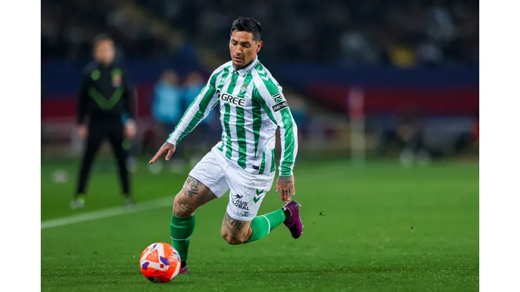 BARCELONA, SPAIN - APRIL 05: Ezequiel Avila Chimy of Real Betis Balompie runs with the ball during the LaLiga match between FC Barcelona and Real Betis Balompie at Estadi Olimpic Lluis Companys on April 05, 2025 in Barcelona, Spain. (Photo by Judit Cartiel/Getty Images)