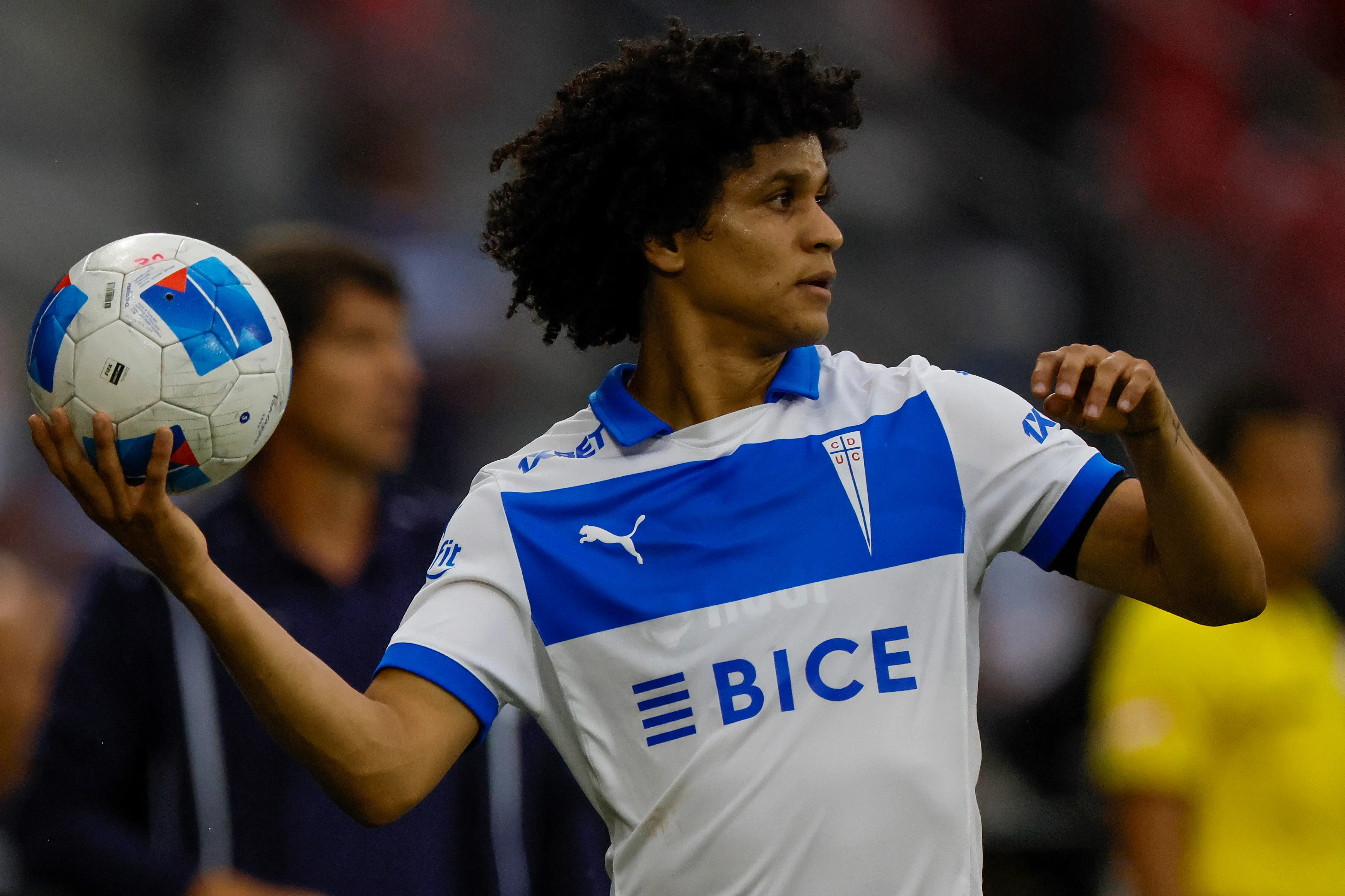 Eduard Bello se queda en la UC.  Andres Pina/Photosport