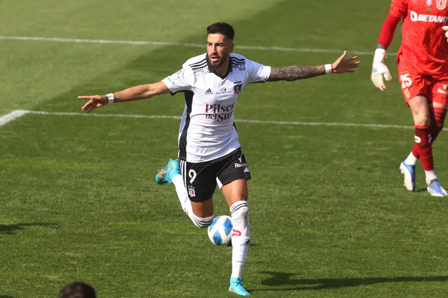 Juan Martín Lucero convirtió 24 goles en 39 partidos en su paso por Colo Colo. ¿Repetirá esos buenos números en Universidad de Chile? | Foto: Photosport.