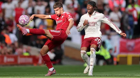 Arsenal recibe a Liverpool en busca de mantener la ventaja en la cima de la Premier League.