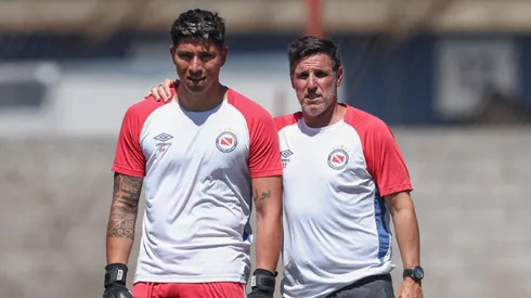 Brayan Cortés junto a Nicolás Diez, su nuevo entrenador en Argentinos Juniors.