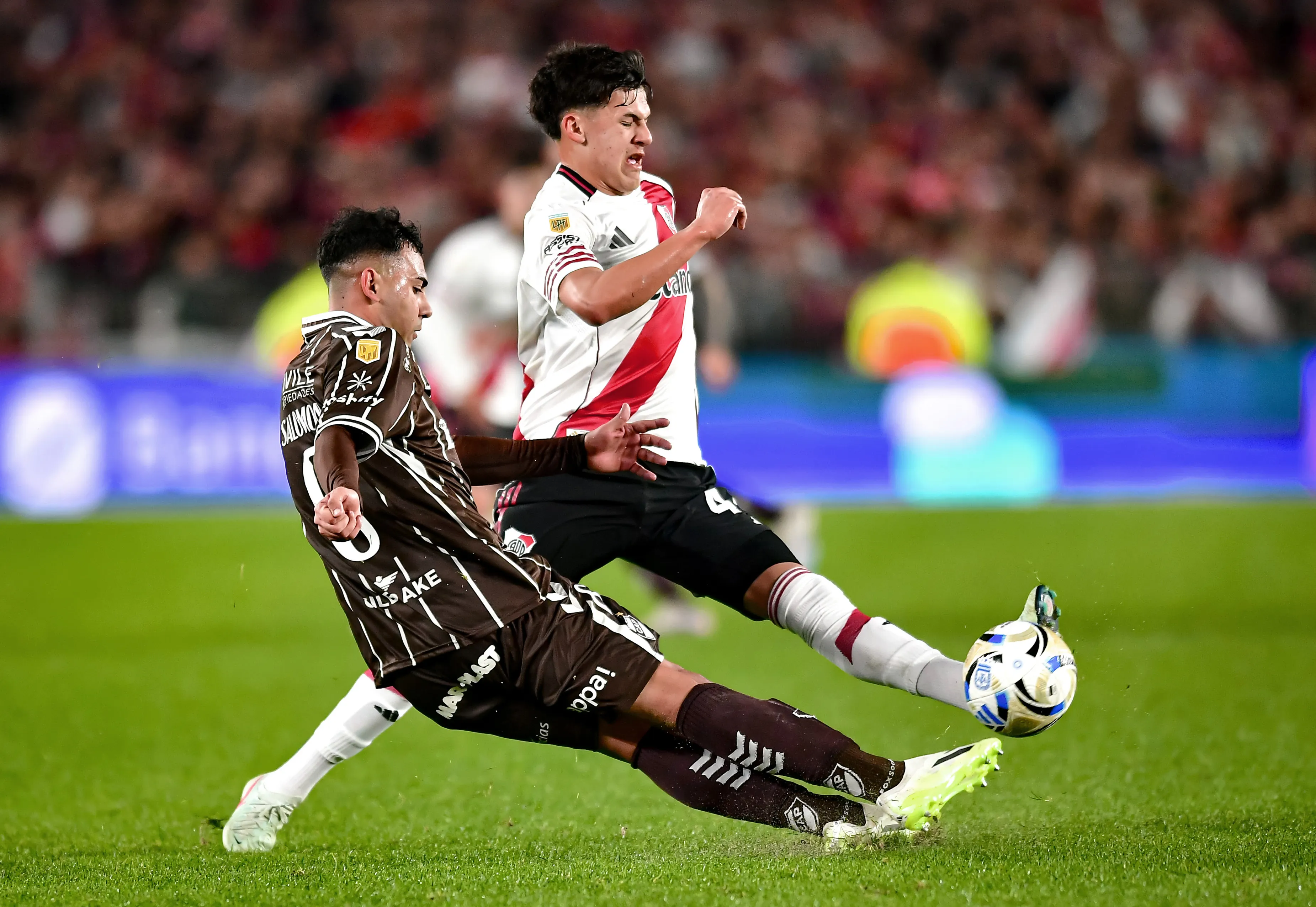 Óscar Salomón se acerca a Newell’s.  (Photo by Marcelo Endelli/Getty Images)