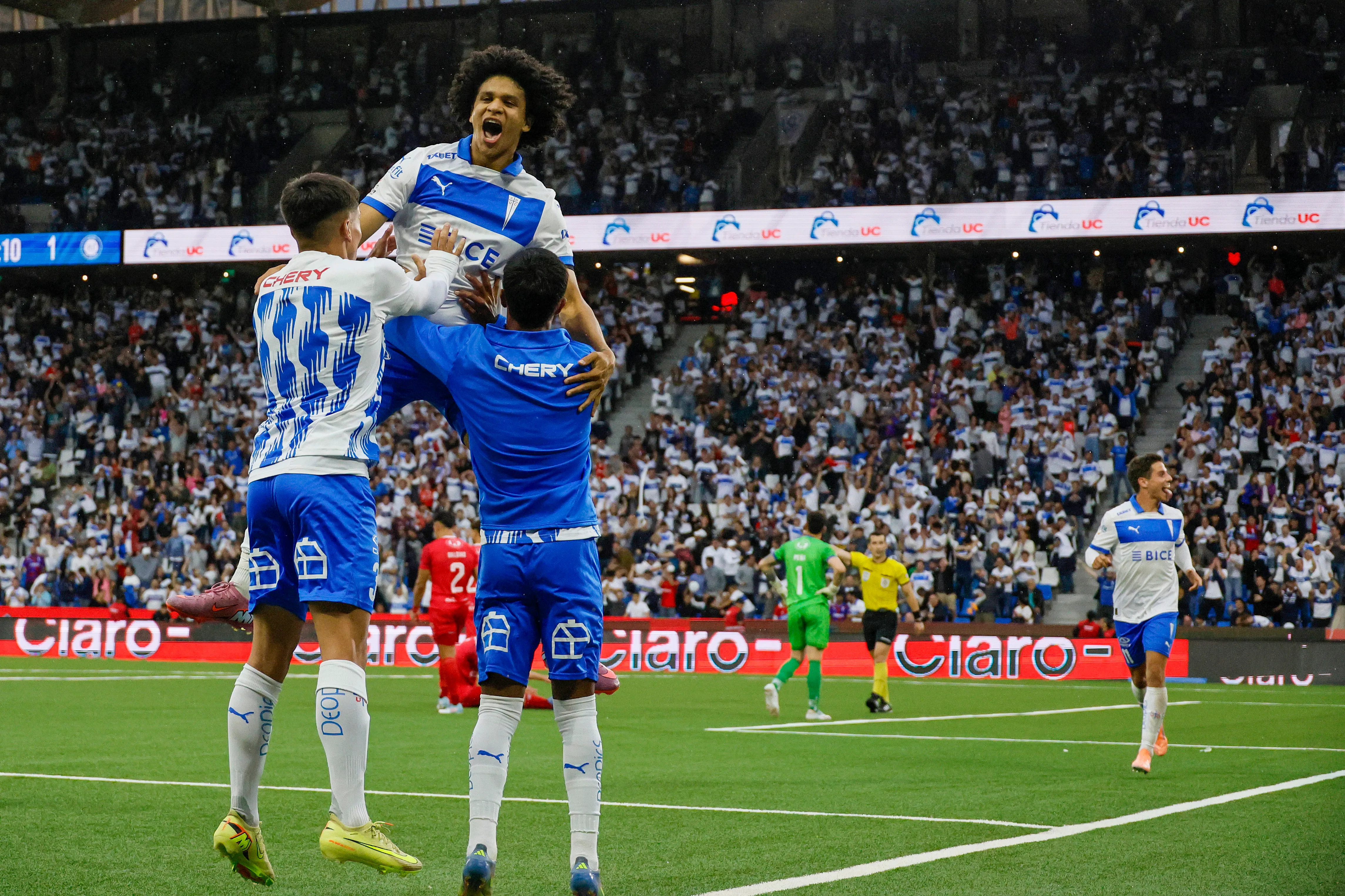 Eduard Bello celebra uno de los siete goles que convirtió en la Católica. (Andres Pina/Photosport)