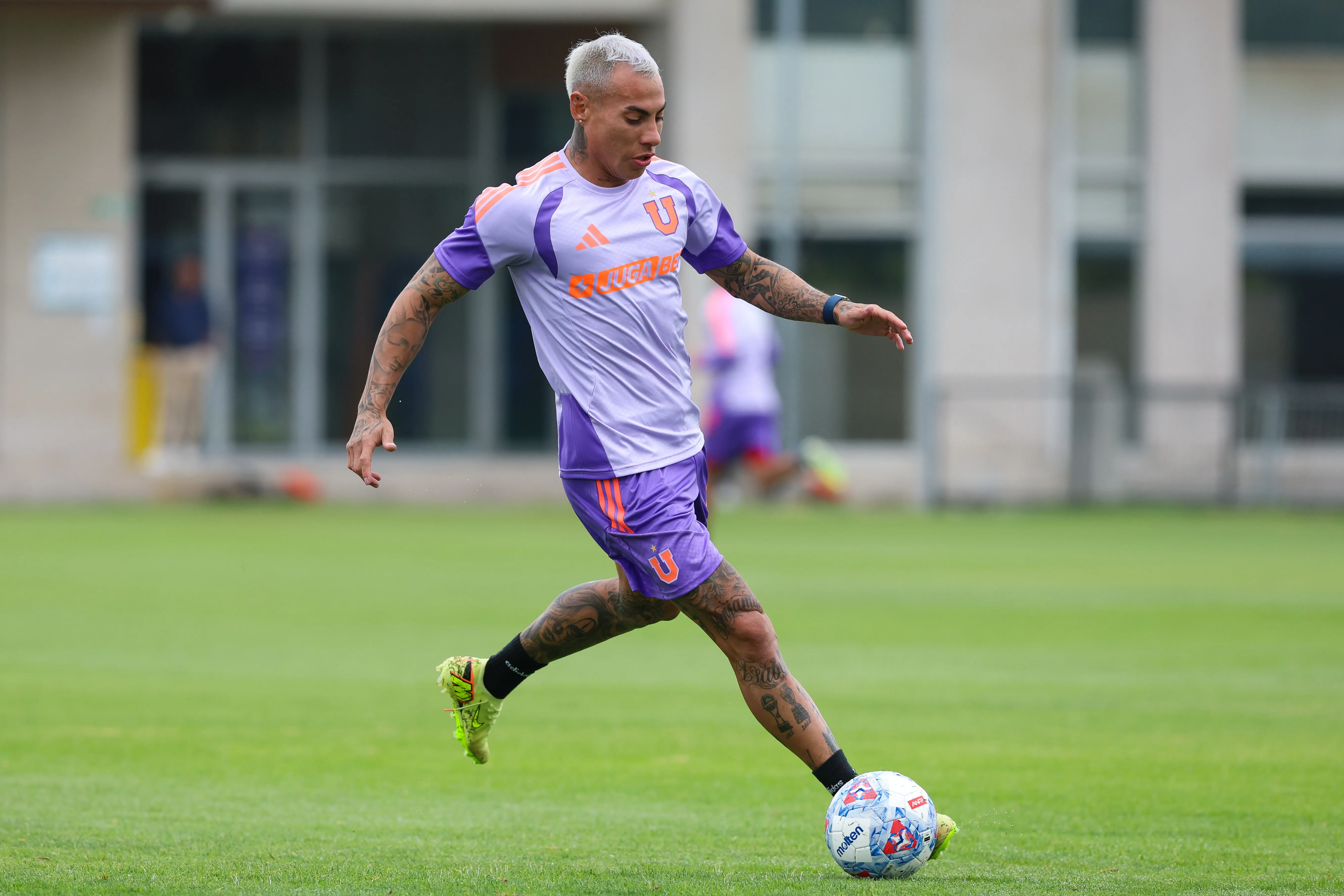 Eduardo Vargas entrenó con los juveniles el fin de semana en la U. Foto: U de Chile.