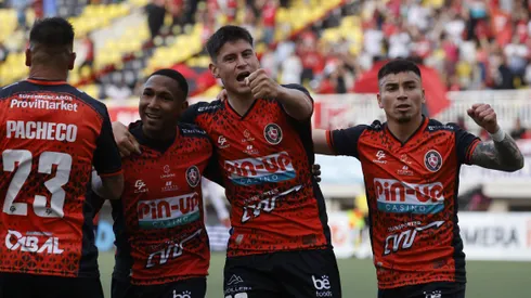 Figura tomatera se deja querer entre dos rivales del fútbol chileno.