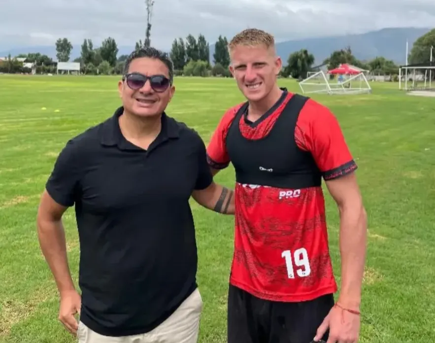 Emiliano Cuvertino luce la indumentaria de entrenamiento en Deportes Limache. (Captura Los Andes).