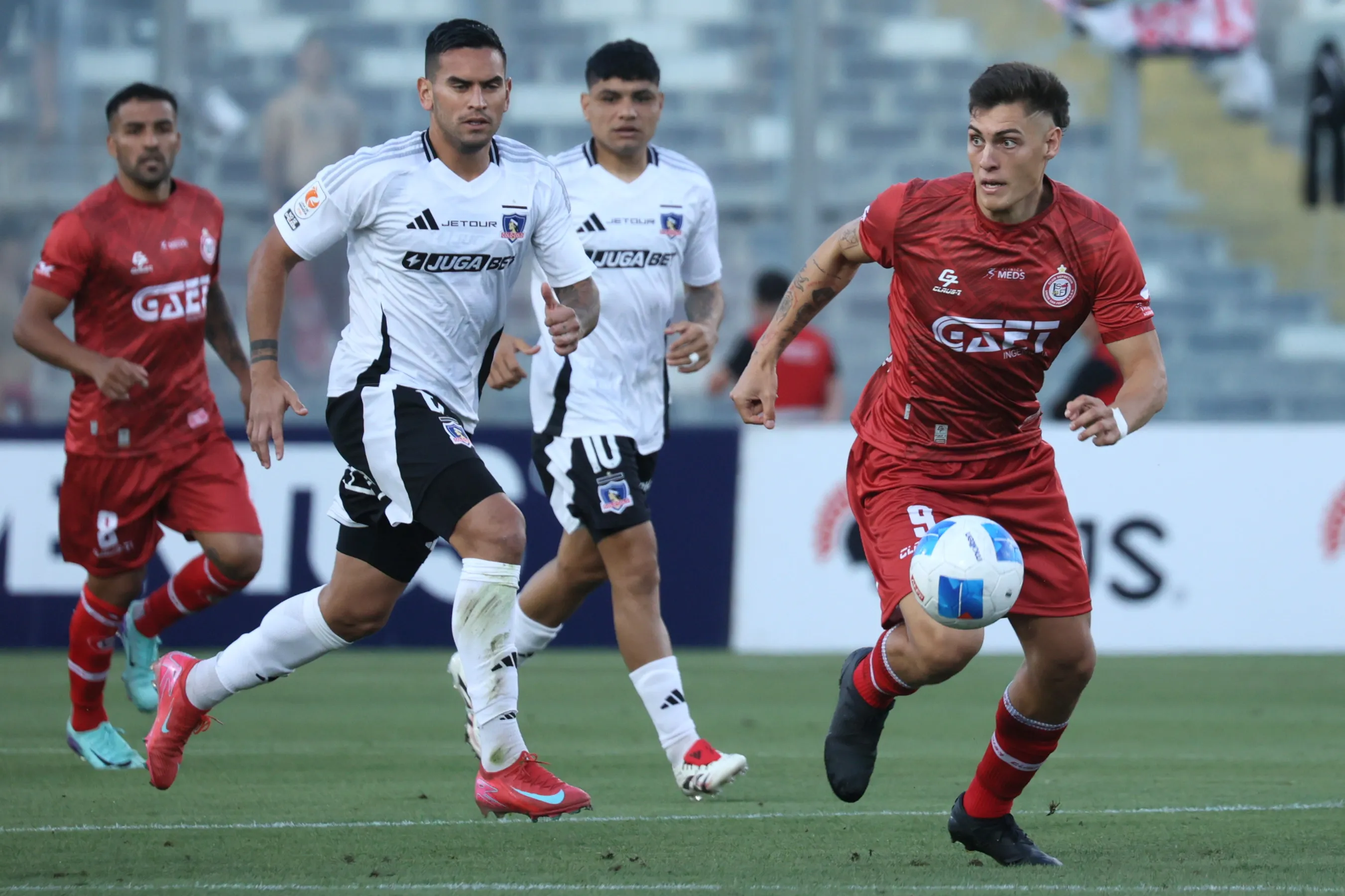 Cristóbal Muñoz en acción ante Colo Colo por la Copa Chile 2025. (Dragomir Yankovic/Photosport).