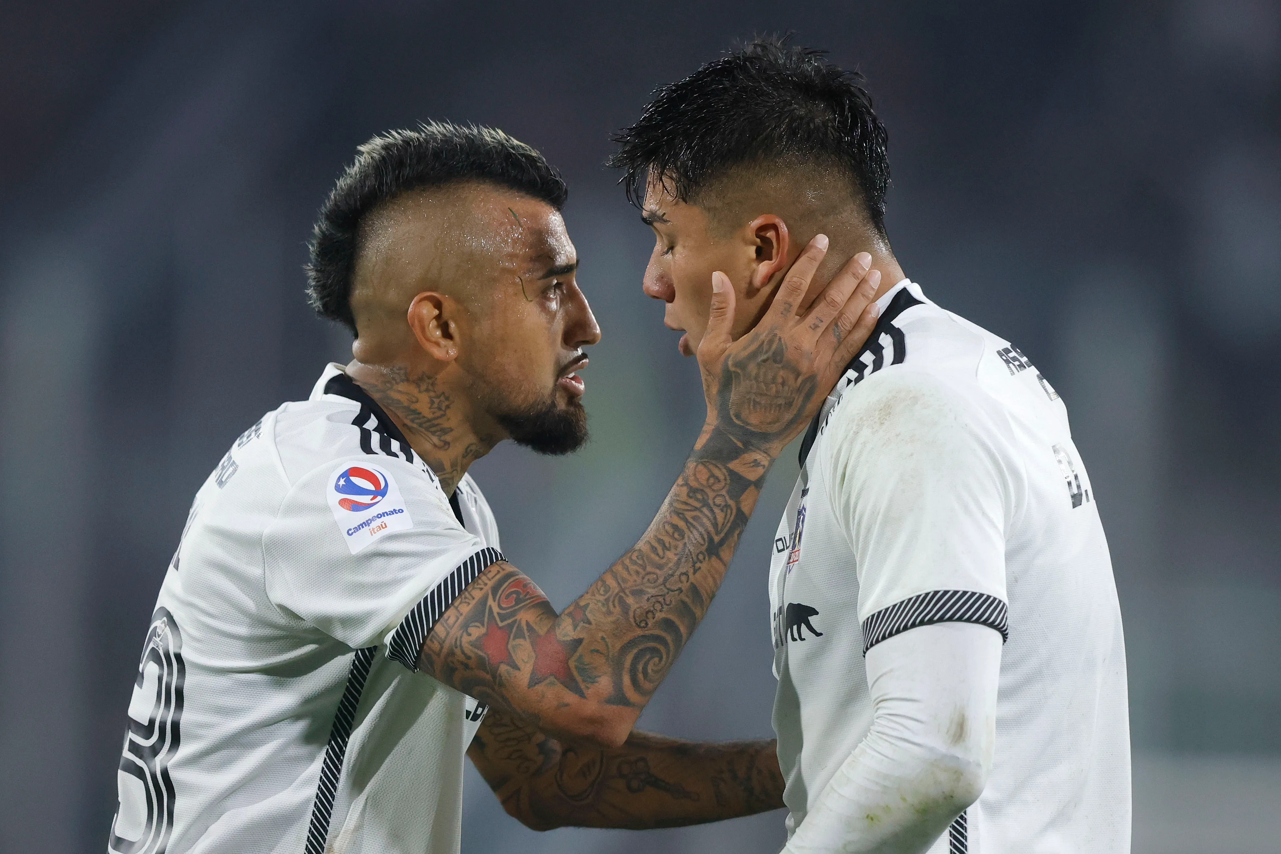 Arturo Vidal alcanzó a compartir con Damián Pizarro en Colo Colo. (Felipe Zanca /Photosport).