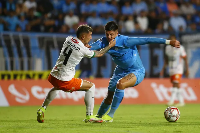 Steffan Pino ante Franco Bechtholdt, quien será su compañero en Cobresal este 2026. (Alex Diaz/Photosport).