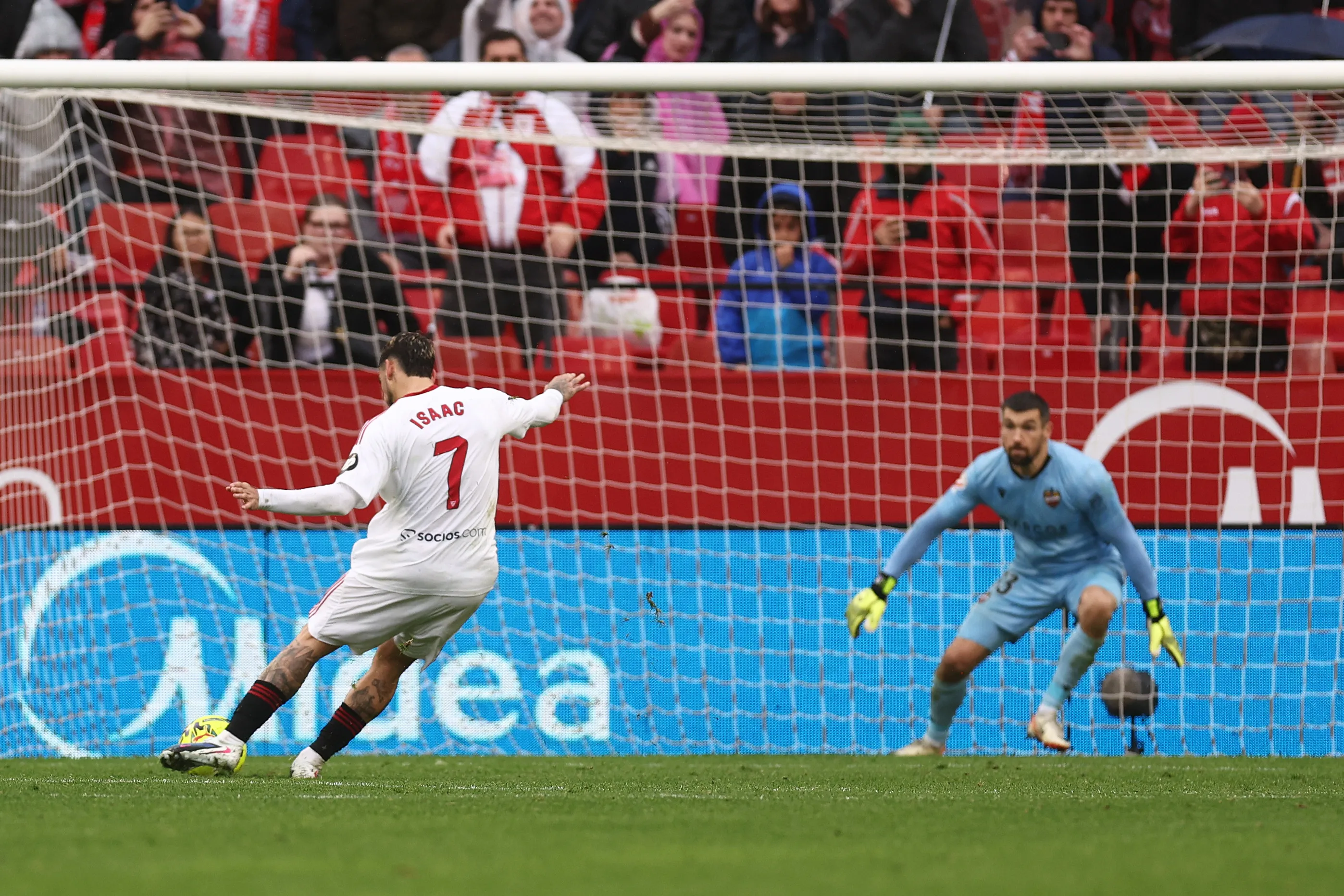 Isaac Romero y el tiro penal que aún causa revuelo en Sevilla. (Fran Santiago/Getty Images).