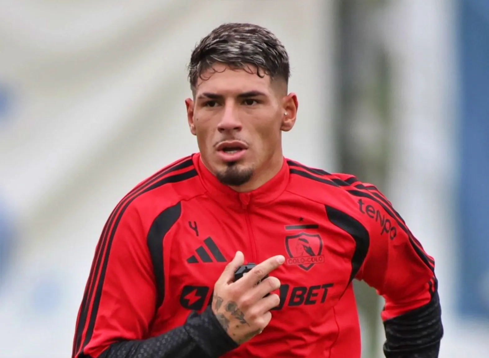 Alan Saldivia decidió borrarse de la pretemporada alba hasta que se destrabe su venta al Vasco da Gama. | Foto: Colo Colo.