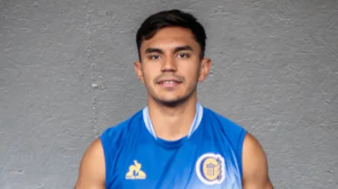 Vicente Pizarro ya posa con la indumentaria del Canalla, donde volverá a ser dirigido por Jorge Almirón.